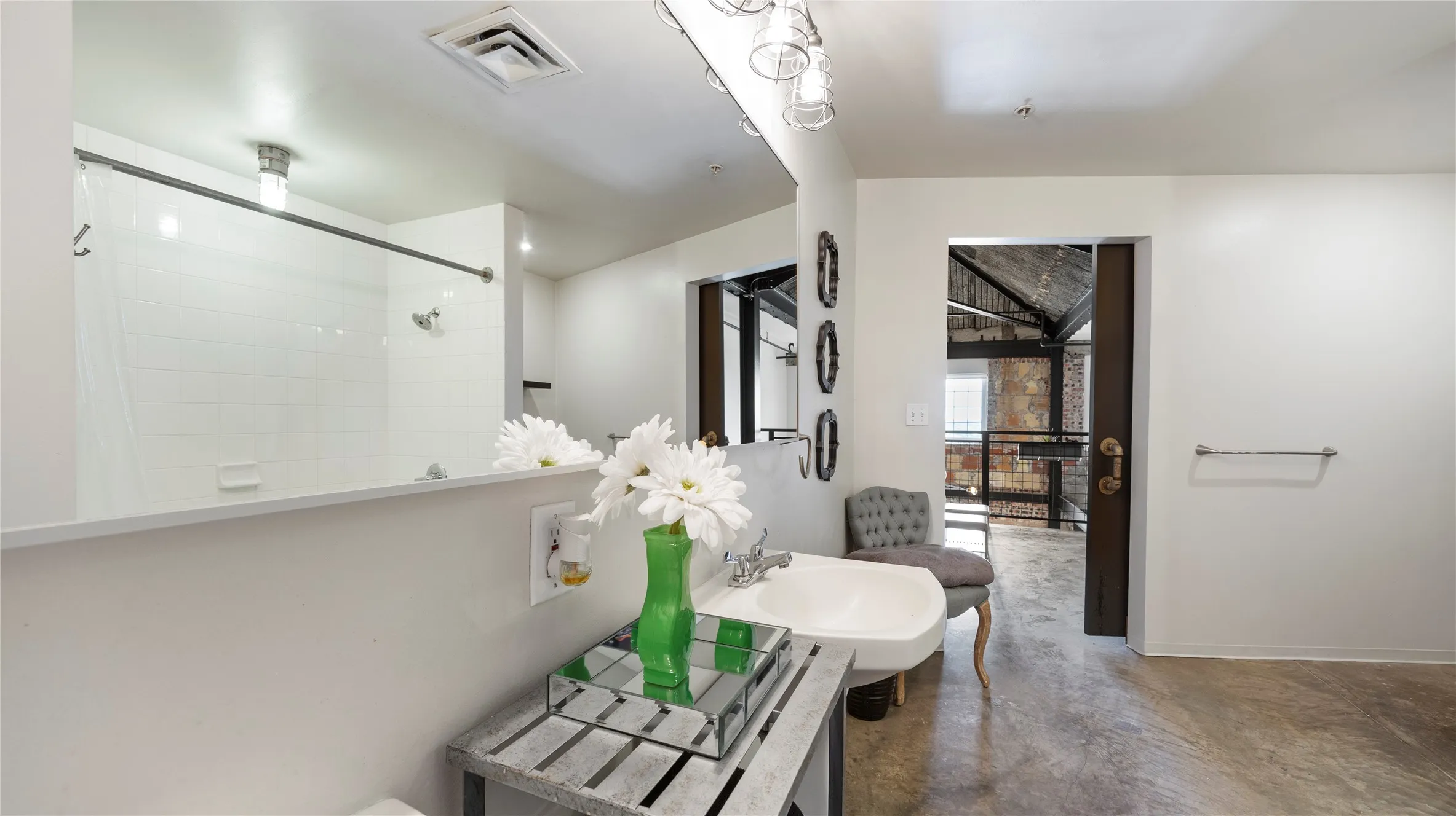Condominium For Sale in Dallas County , 1122 Jackson Street 1103, Dallas, Texas 75202, 1 Bedroom, 2 Bathroom, 2 Garage spaces, 1,035 Sqft, built in 1925, mls#21298200, Real Estate Agent in Dallas, Homes For Sale in Dallas county, Homes For Sale in Dallas, Realtor in Dallas Texas, Real Estate Brokerage Independent Realty Texas, Luminita Cordes Realtor
