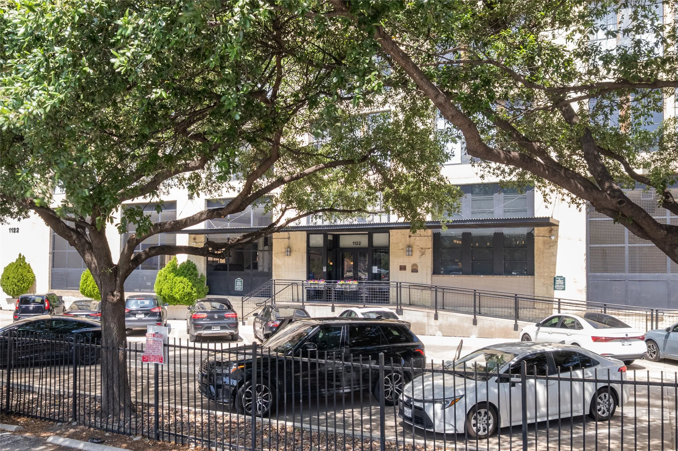 Condominium For Sale in Dallas County , 1122 Jackson Street 1103, Dallas, Texas 75202, 1 Bedroom, 2 Bathroom, 2 Garage spaces, 1,035 Sqft, built in 1925, mls#21298200, Real Estate Agent in Dallas, Homes For Sale in Dallas county, Homes For Sale in Dallas, Realtor in Dallas Texas, Real Estate Brokerage Independent Realty Texas, Luminita Cordes Realtor