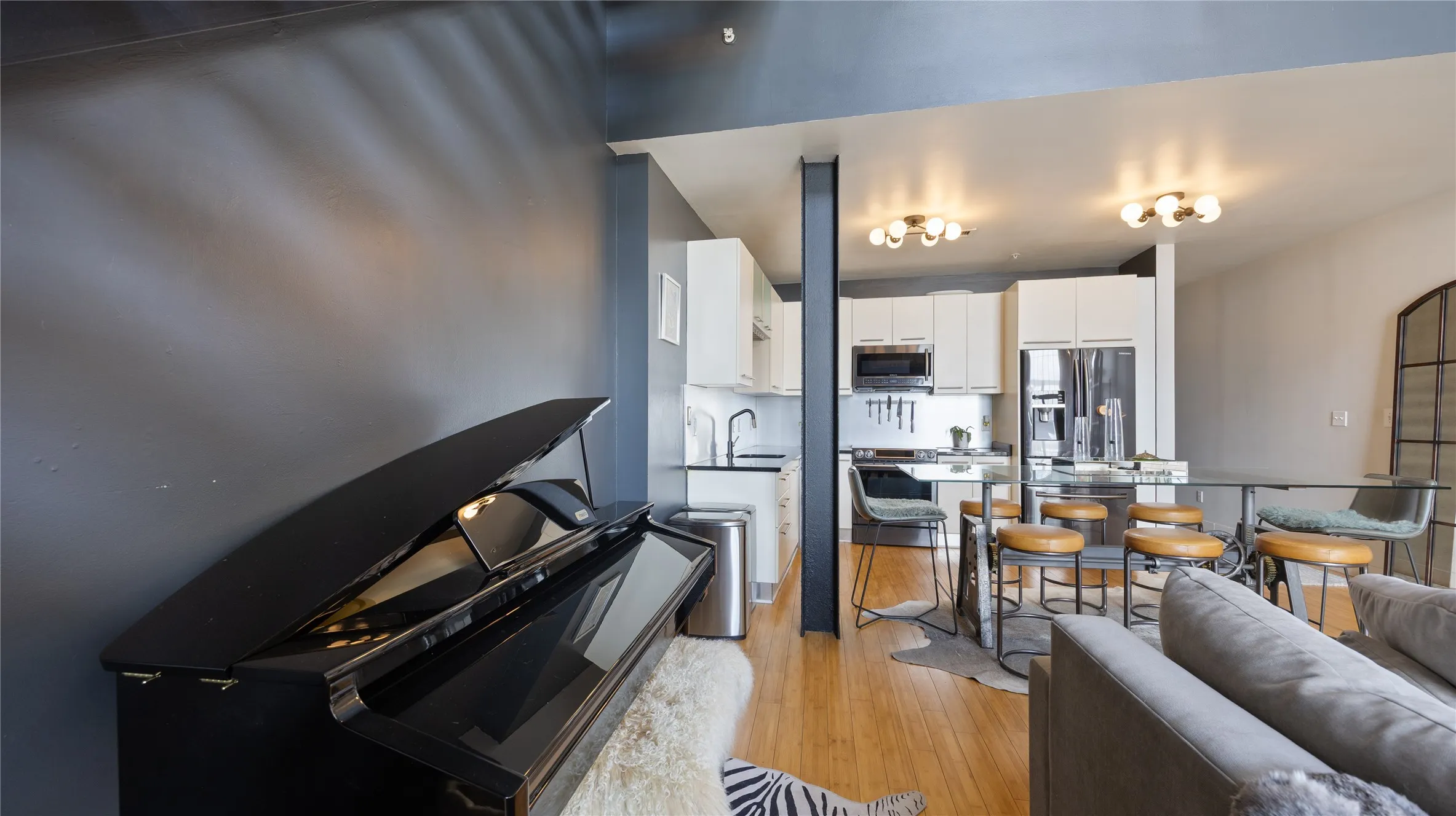 Condominium For Sale in Dallas County , 1122 Jackson Street 1103, Dallas, Texas 75202, 1 Bedroom, 2 Bathroom, 2 Garage spaces, 1,035 Sqft, built in 1925, mls#21298200, Real Estate Agent in Dallas, Homes For Sale in Dallas county, Homes For Sale in Dallas, Realtor in Dallas Texas, Real Estate Brokerage Independent Realty Texas, Luminita Cordes Realtor