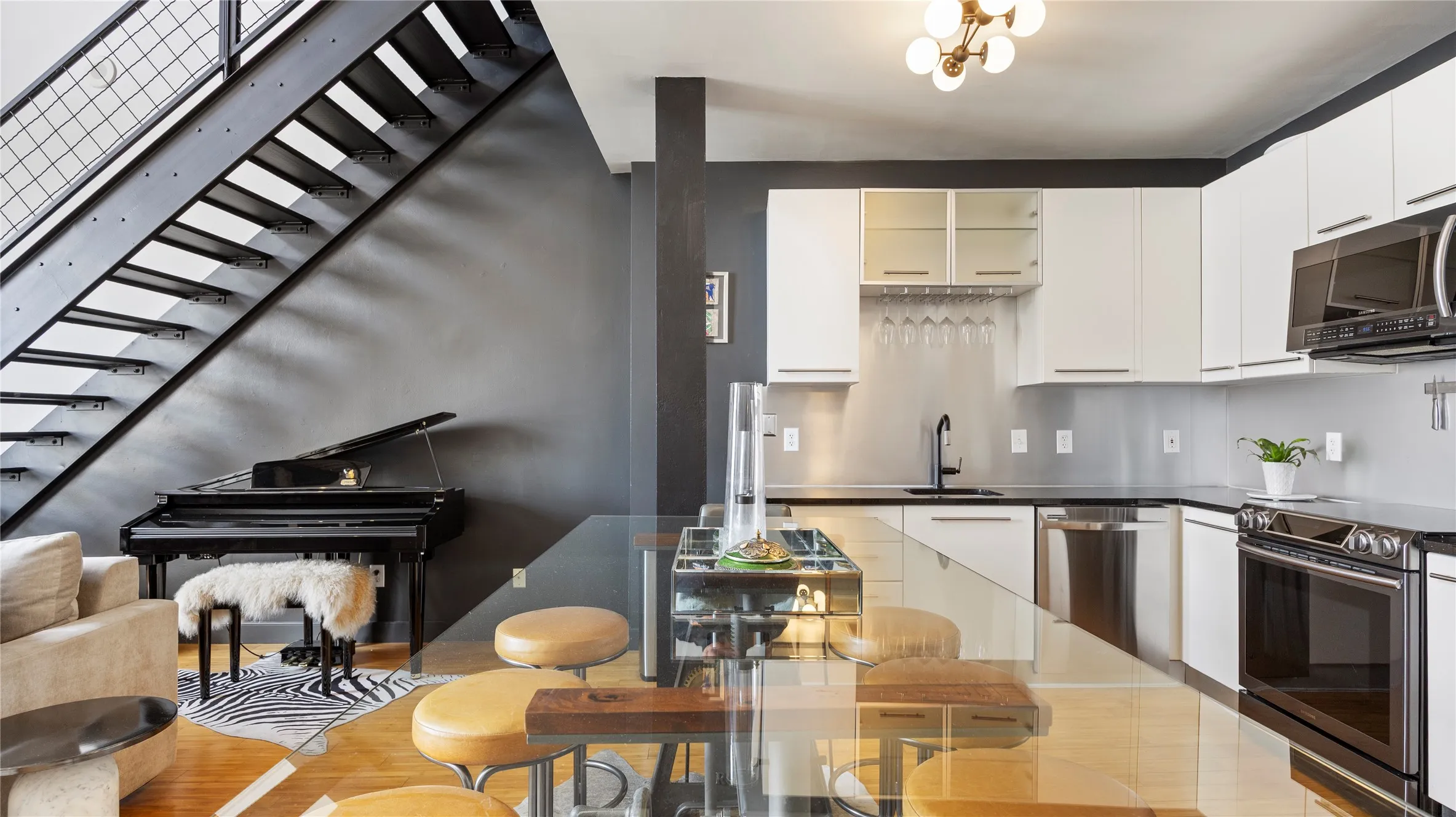 Condominium For Sale in Dallas County , 1122 Jackson Street 1103, Dallas, Texas 75202, 1 Bedroom, 2 Bathroom, 2 Garage spaces, 1,035 Sqft, built in 1925, mls#21298200, Real Estate Agent in Dallas, Homes For Sale in Dallas county, Homes For Sale in Dallas, Realtor in Dallas Texas, Real Estate Brokerage Independent Realty Texas, Luminita Cordes Realtor
