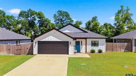 Single Family Residence For Sale in Smith County , 17018 Crossing Circle, Lindale, Texas 75771, 3 Bedroom, 2 Bathroom, 2 Garage spaces, 1,207 Sqft, built in 2022, mls#21298023, Real Estate Agent in Lindale, Homes For Sale in Smith county, Homes For Sale in Lindale, Realtor in Lindale Texas, Real Estate Brokerage Independent Realty Texas, Luminita Cordes Realtor