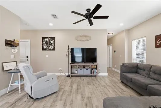 Single Family Residence For Sale in Smith County , 17018 Crossing Circle, Lindale, Texas 75771, 3 Bedroom, 2 Bathroom, 2 Garage spaces, 1,207 Sqft, built in 2022, mls#21298023, Real Estate Agent in Lindale, Homes For Sale in Smith county, Homes For Sale in Lindale, Realtor in Lindale Texas, Real Estate Brokerage Independent Realty Texas, Luminita Cordes Realtor