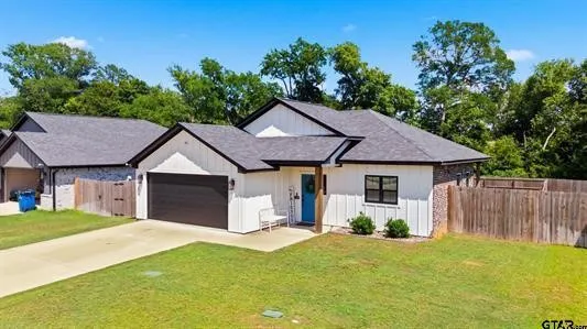 Single Family Residence For Sale in Smith County , 17018 Crossing Circle, Lindale, Texas 75771, 3 Bedroom, 2 Bathroom, 2 Garage spaces, 1,207 Sqft, built in 2022, mls#21298023, Real Estate Agent in Lindale, Homes For Sale in Smith county, Homes For Sale in Lindale, Realtor in Lindale Texas, Real Estate Brokerage Independent Realty Texas, Luminita Cordes Realtor