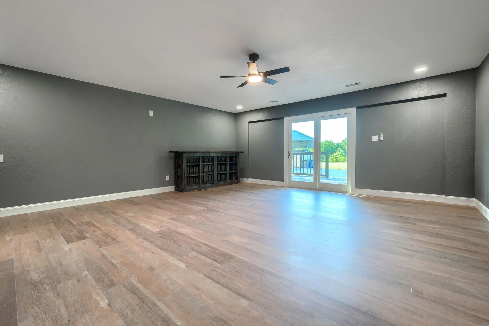 Single Family Residence For Sale in Rockwall County , 931 Meadow Drive, Rockwall, Texas 75032, 4 Bedroom, 3 Bathroom, Garage spaces, 2,925 Sqft, built in 1979, mls#21295845, Real Estate Agent in Rockwall, Homes For Sale in Rockwall county, Homes For Sale in Rockwall, Realtor in Rockwall Texas, Real Estate Brokerage Independent Realty Texas, Luminita Cordes Realtor