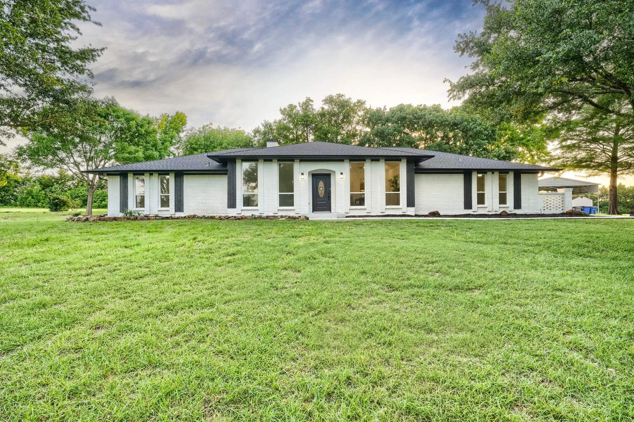 Single Family Residence For Sale in Rockwall County , 931 Meadow Drive, Rockwall, Texas 75032, 4 Bedroom, 3 Bathroom, Garage spaces, 2,925 Sqft, built in 1979, mls#21295845, Real Estate Agent in Rockwall, Homes For Sale in Rockwall county, Homes For Sale in Rockwall, Realtor in Rockwall Texas, Real Estate Brokerage Independent Realty Texas, Luminita Cordes Realtor
