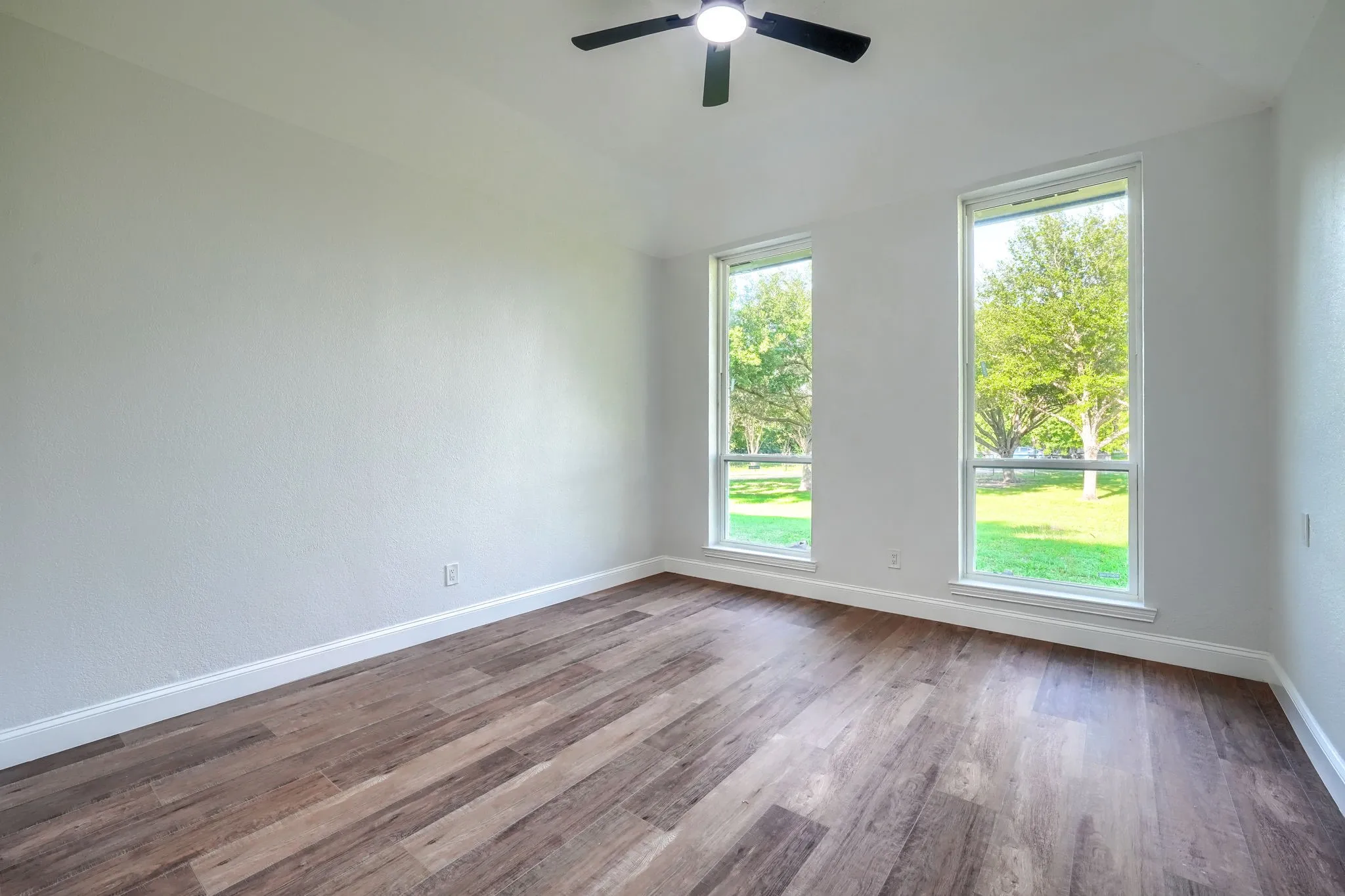 Single Family Residence For Sale in Rockwall County , 931 Meadow Drive, Rockwall, Texas 75032, 4 Bedroom, 3 Bathroom, Garage spaces, 2,925 Sqft, built in 1979, mls#21295845, Real Estate Agent in Rockwall, Homes For Sale in Rockwall county, Homes For Sale in Rockwall, Realtor in Rockwall Texas, Real Estate Brokerage Independent Realty Texas, Luminita Cordes Realtor