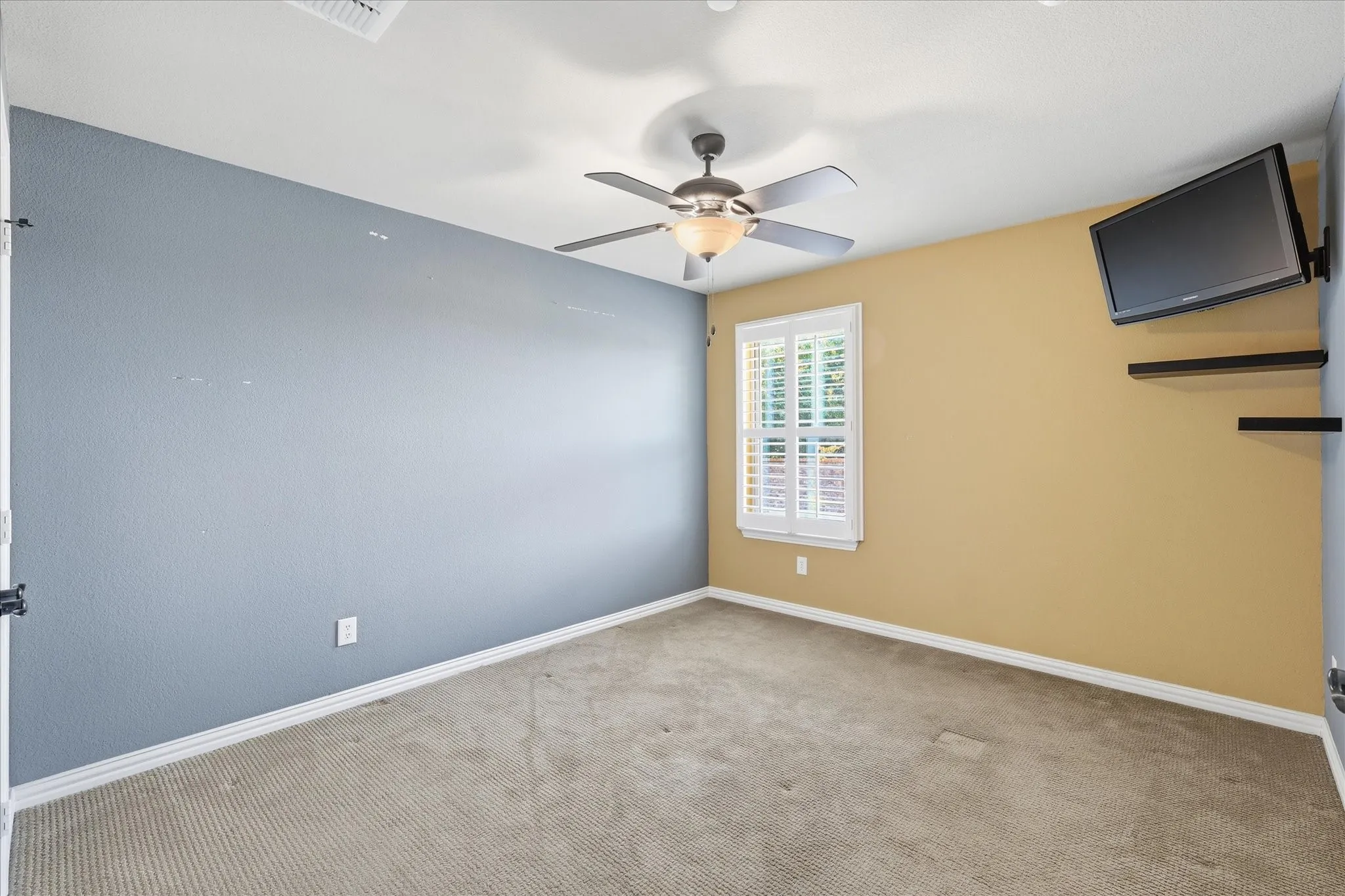 Townhouse For Sale in Denton County , 399 Dublin Street, Lewisville, Texas 75067, 3 Bedroom, 3 Bathroom, 2 Garage spaces, 1,942 Sqft, built in 2012, mls#21294114, Real Estate Agent in Lewisville, Homes For Sale in Denton county, Homes For Sale in Lewisville, Realtor in Lewisville Texas, Real Estate Brokerage Independent Realty Texas, Luminita Cordes Realtor