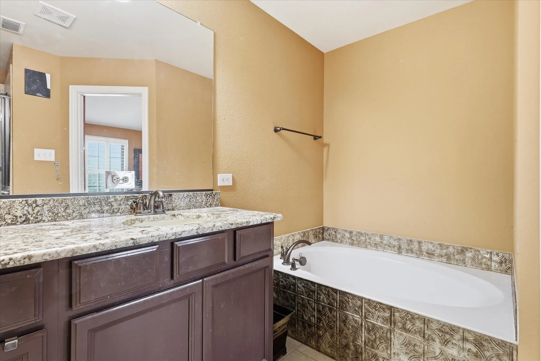 Townhouse For Sale in Denton County , 399 Dublin Street, Lewisville, Texas 75067, 3 Bedroom, 3 Bathroom, 2 Garage spaces, 1,942 Sqft, built in 2012, mls#21294114, Real Estate Agent in Lewisville, Homes For Sale in Denton county, Homes For Sale in Lewisville, Realtor in Lewisville Texas, Real Estate Brokerage Independent Realty Texas, Luminita Cordes Realtor