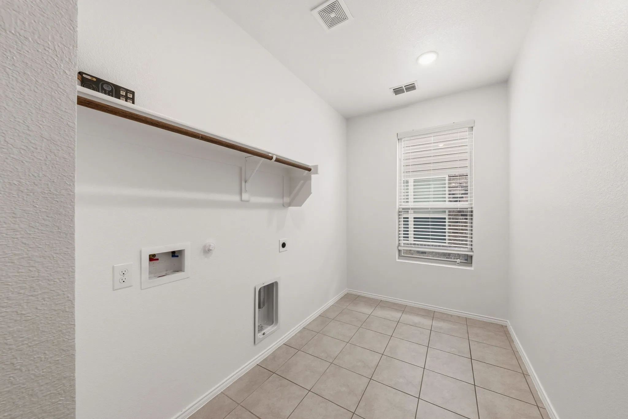 Single Family Residence For Sale in Tarrant County , 6248 Jackstaff Drive, Fort Worth, Texas 76179, 5 Bedroom, 4 Bathroom, 2 Garage spaces, 3,948 Sqft, built in 2019, mls#21297139, Real Estate Agent in Fort Worth, Homes For Sale in Tarrant county, Homes For Sale in Fort Worth, Realtor in Fort Worth Texas, Real Estate Brokerage Independent Realty Texas, Luminita Cordes Realtor