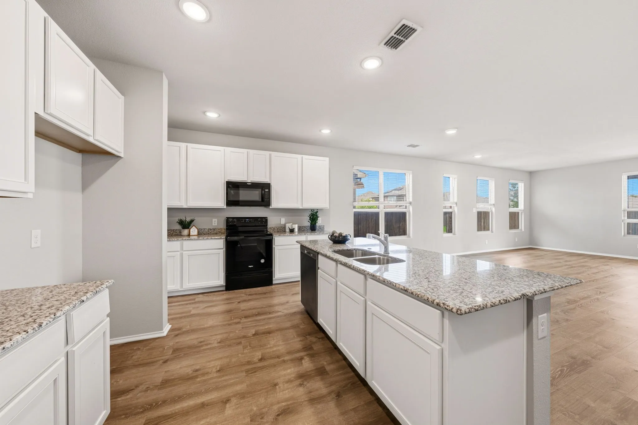 Single Family Residence For Sale in Tarrant County , 6248 Jackstaff Drive, Fort Worth, Texas 76179, 5 Bedroom, 4 Bathroom, 2 Garage spaces, 3,948 Sqft, built in 2019, mls#21297139, Real Estate Agent in Fort Worth, Homes For Sale in Tarrant county, Homes For Sale in Fort Worth, Realtor in Fort Worth Texas, Real Estate Brokerage Independent Realty Texas, Luminita Cordes Realtor