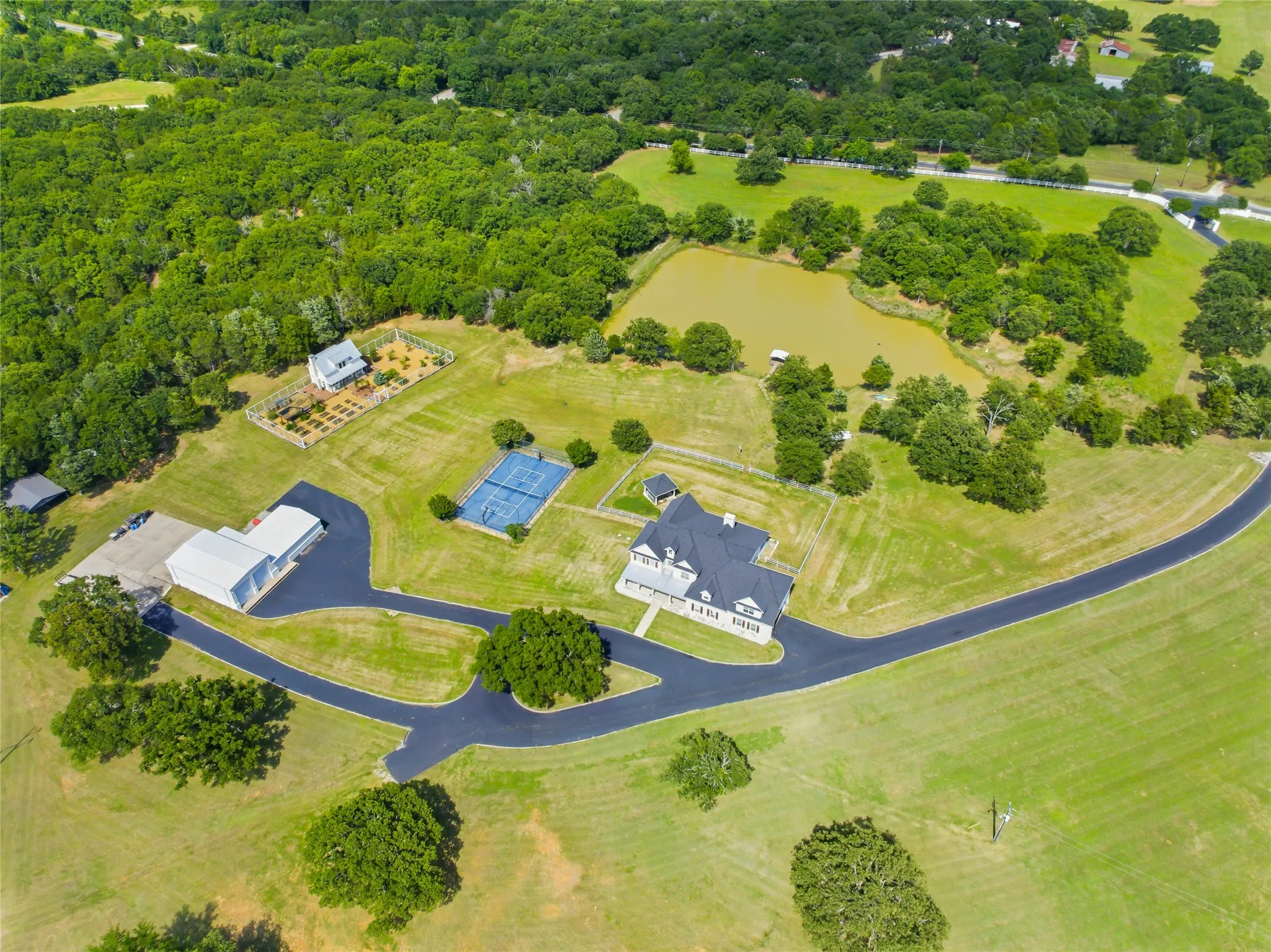Single Family Residence For Sale in Grayson County , 1073 Gordonville Road, Gordonville, Texas 76254, 5 Bedroom, 3 Bathroom, 6 Garage spaces, 5,120 Sqft, built in 2000, mls#21265896, Real Estate Agent in Gordonville, Homes For Sale in Grayson county, Homes For Sale in Gordonville, Realtor in Gordonville Texas, Real Estate Brokerage Independent Realty Texas, Luminita Cordes Realtor