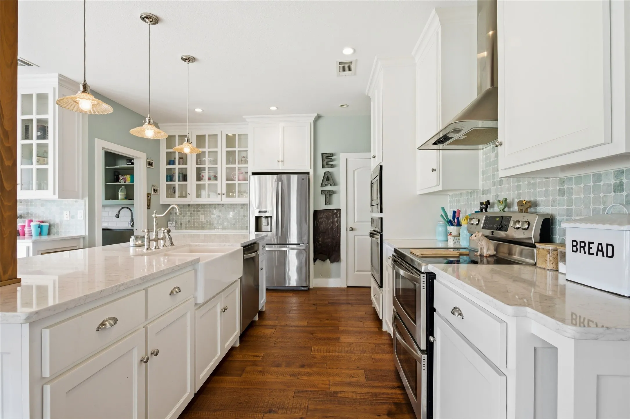 This light and bright kitchen with granite countertops just says "Come in and cook!"  It is a delightful kitchen designed to make cooking enjoyable.