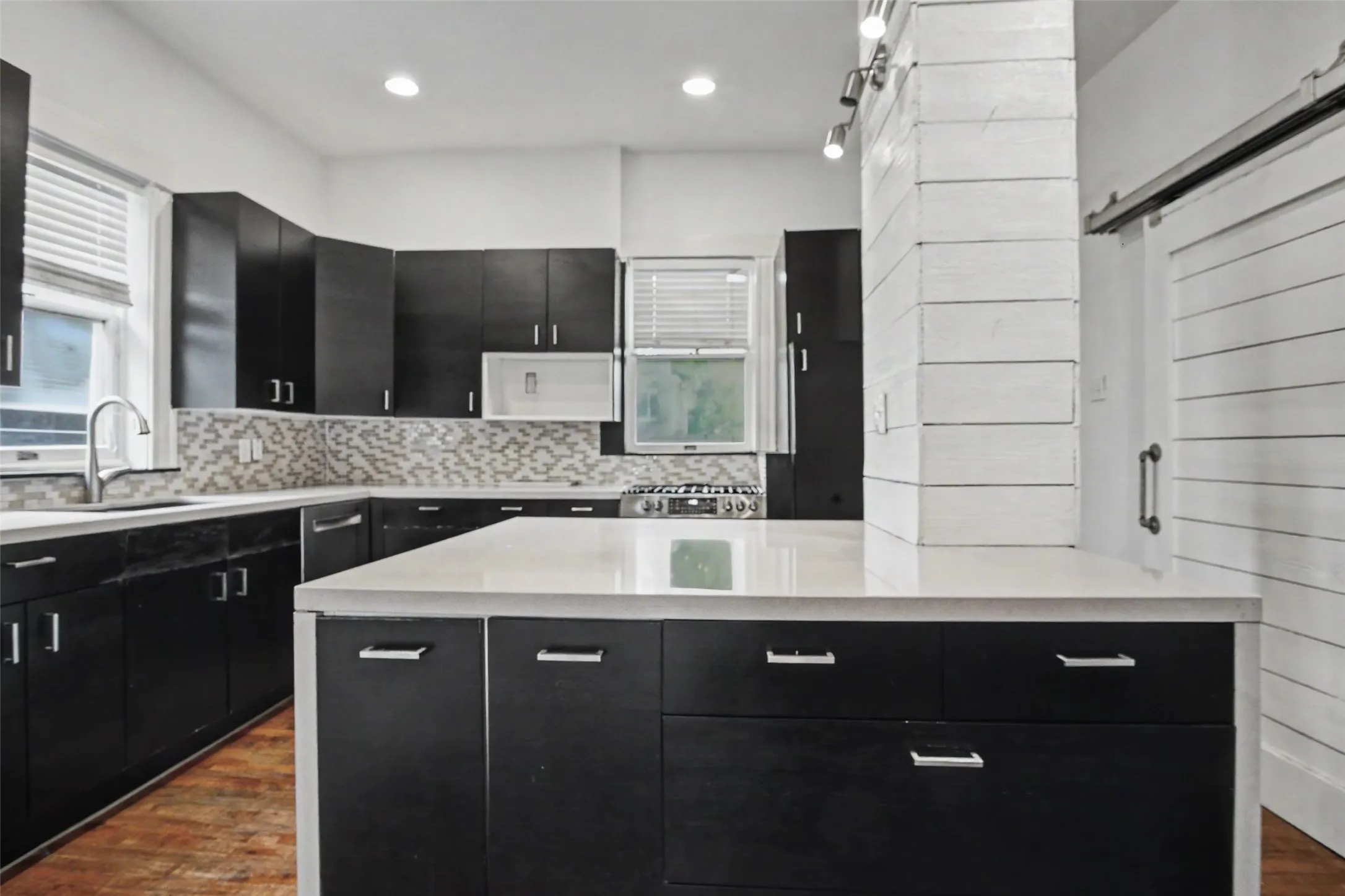 Single Family Residence For Sale in Tarrant County , 1601 S Henderson Street, Fort Worth, Texas 76104, 3 Bedroom, 3 Bathroom, Garage spaces, 2,204 Sqft, built in 1927, mls#21297511, Real Estate Agent in Fort Worth, Homes For Sale in Tarrant county, Homes For Sale in Fort Worth, Realtor in Fort Worth Texas, Real Estate Brokerage Independent Realty Texas, Luminita Cordes Realtor