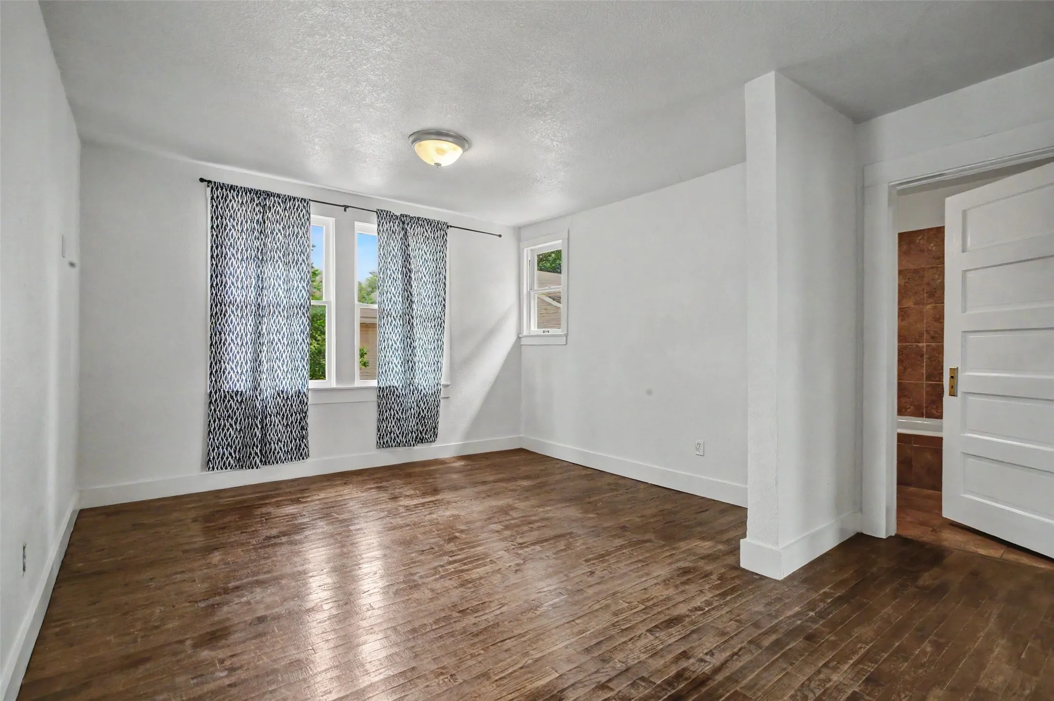 Single Family Residence For Sale in Tarrant County , 1601 S Henderson Street, Fort Worth, Texas 76104, 3 Bedroom, 3 Bathroom, Garage spaces, 2,204 Sqft, built in 1927, mls#21297511, Real Estate Agent in Fort Worth, Homes For Sale in Tarrant county, Homes For Sale in Fort Worth, Realtor in Fort Worth Texas, Real Estate Brokerage Independent Realty Texas, Luminita Cordes Realtor