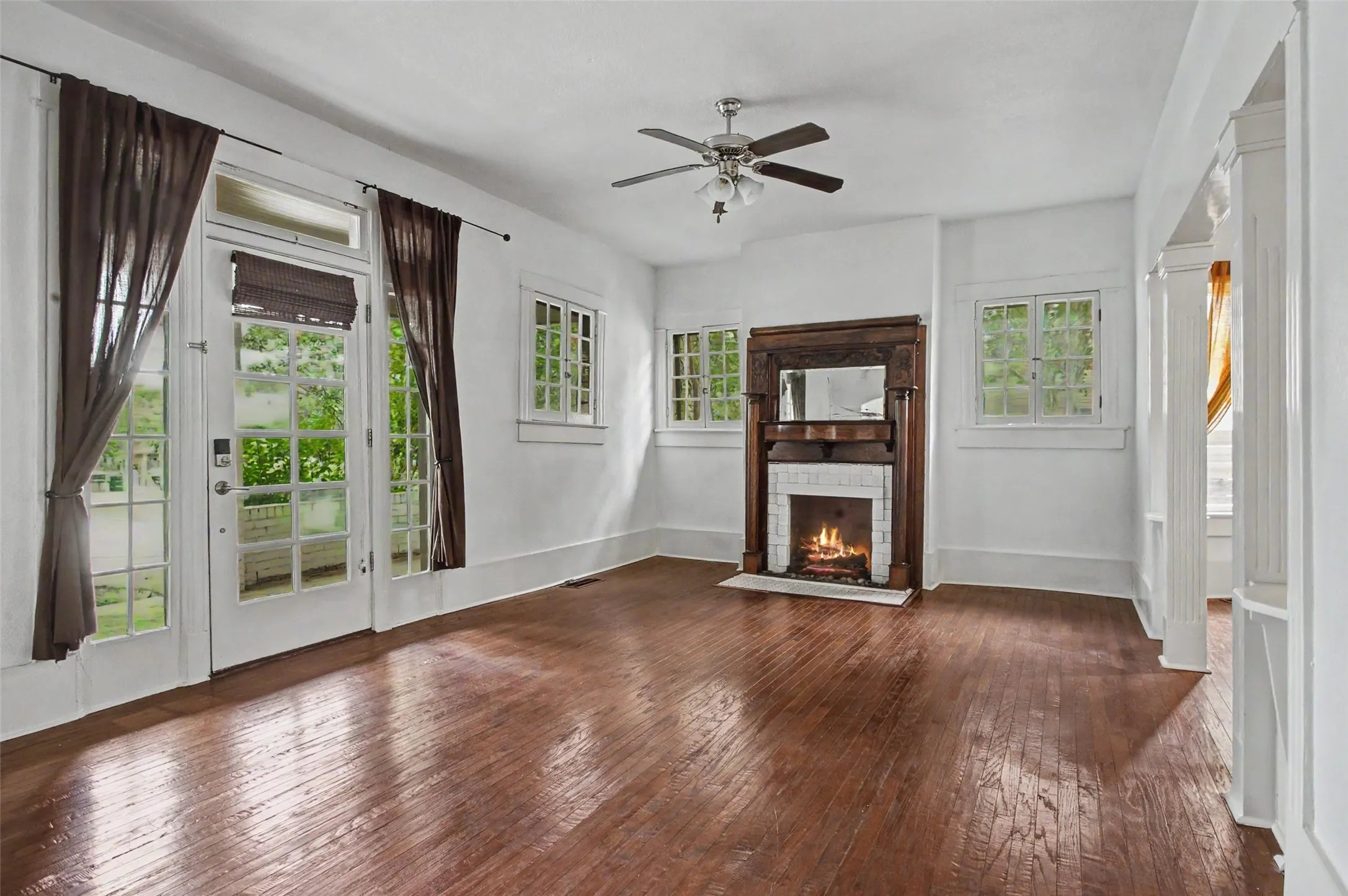 Single Family Residence For Sale in Tarrant County , 1601 S Henderson Street, Fort Worth, Texas 76104, 3 Bedroom, 3 Bathroom, Garage spaces, 2,204 Sqft, built in 1927, mls#21297511, Real Estate Agent in Fort Worth, Homes For Sale in Tarrant county, Homes For Sale in Fort Worth, Realtor in Fort Worth Texas, Real Estate Brokerage Independent Realty Texas, Luminita Cordes Realtor