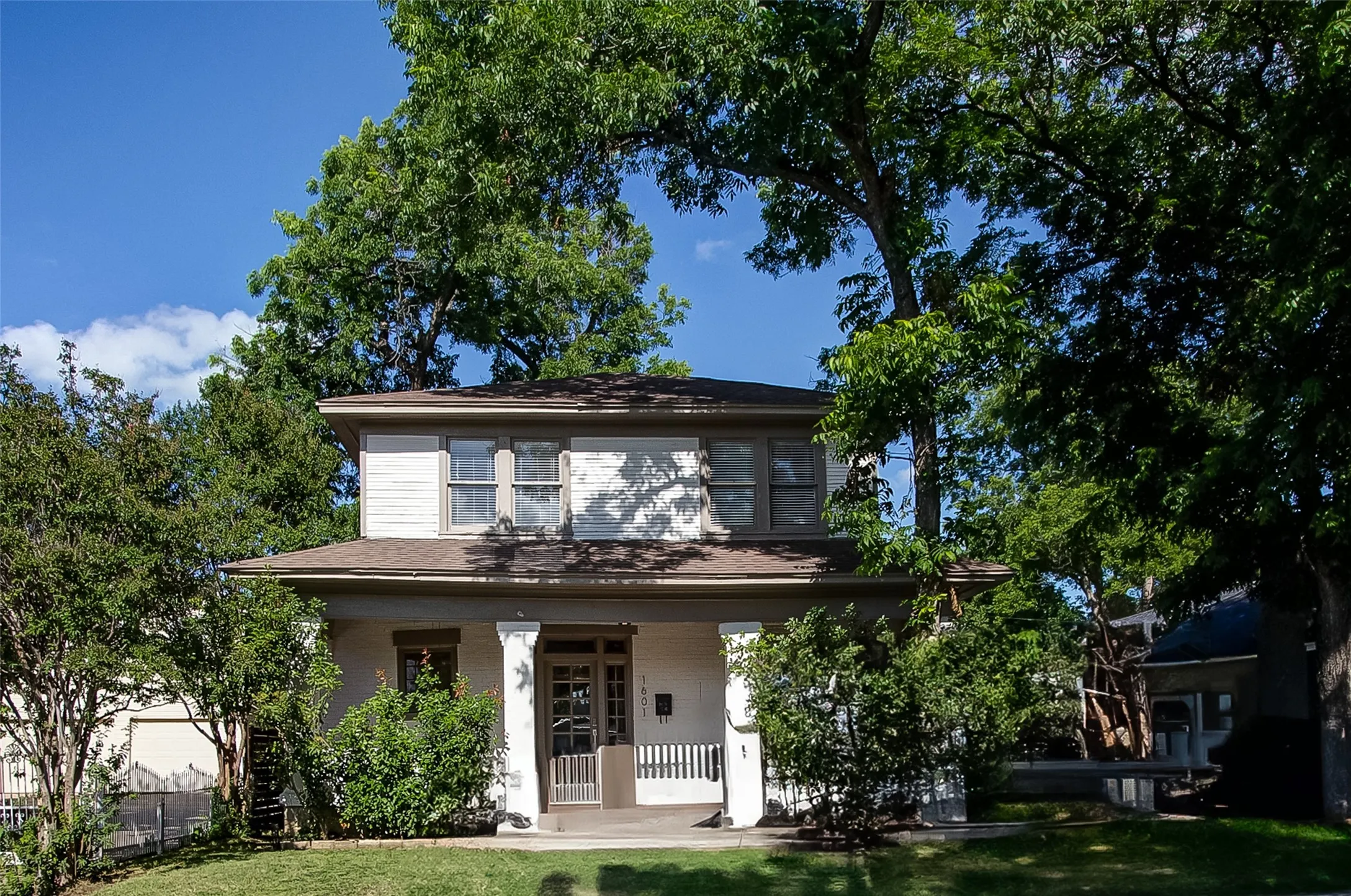 Single Family Residence For Sale in Tarrant County , 1601 S Henderson Street, Fort Worth, Texas 76104, 3 Bedroom, 3 Bathroom, Garage spaces, 2,204 Sqft, built in 1927, mls#21297511, Real Estate Agent in Fort Worth, Homes For Sale in Tarrant county, Homes For Sale in Fort Worth, Realtor in Fort Worth Texas, Real Estate Brokerage Independent Realty Texas, Luminita Cordes Realtor
