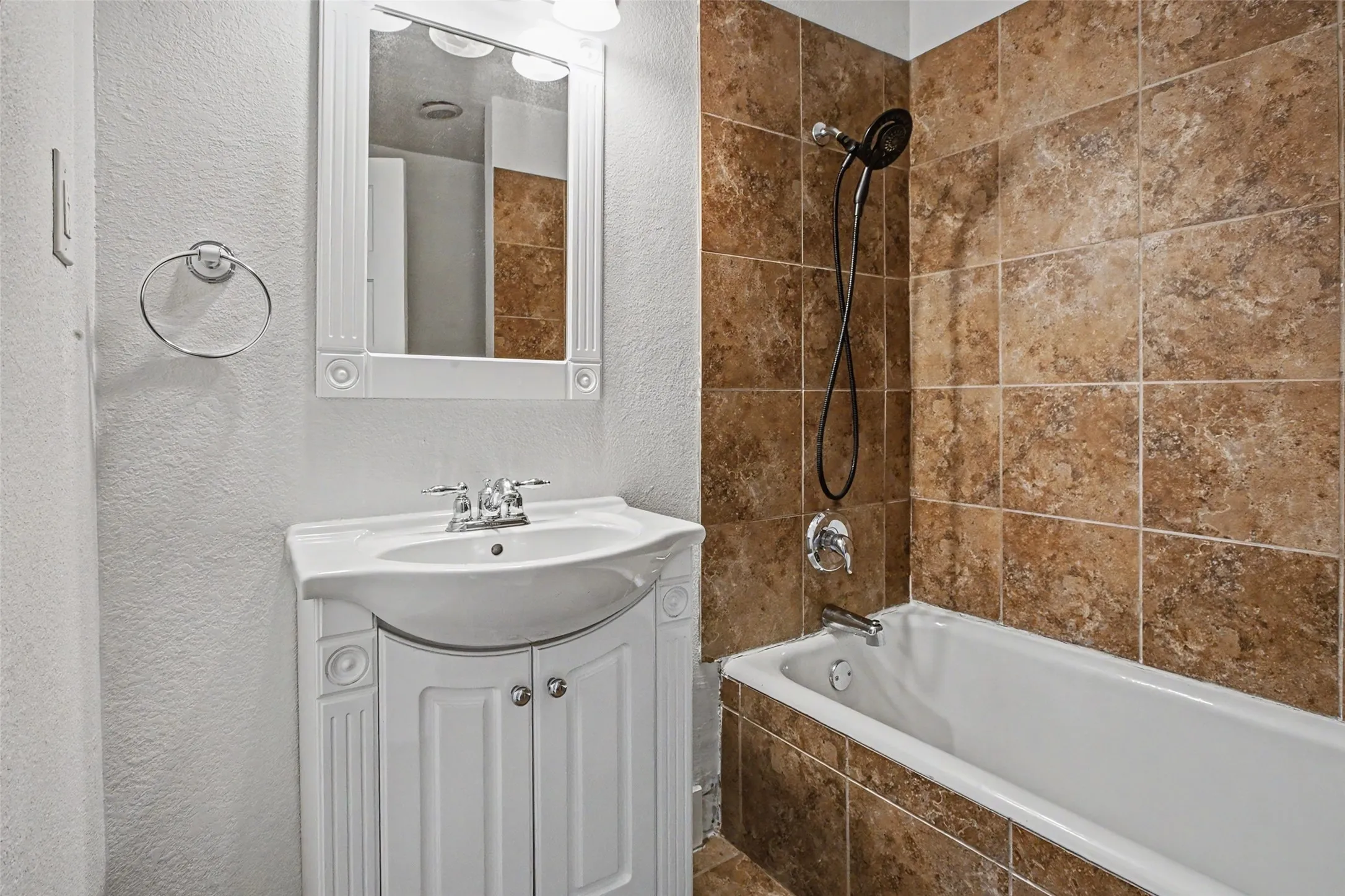 Single Family Residence For Sale in Tarrant County , 1601 S Henderson Street, Fort Worth, Texas 76104, 3 Bedroom, 3 Bathroom, Garage spaces, 2,204 Sqft, built in 1927, mls#21297511, Real Estate Agent in Fort Worth, Homes For Sale in Tarrant county, Homes For Sale in Fort Worth, Realtor in Fort Worth Texas, Real Estate Brokerage Independent Realty Texas, Luminita Cordes Realtor