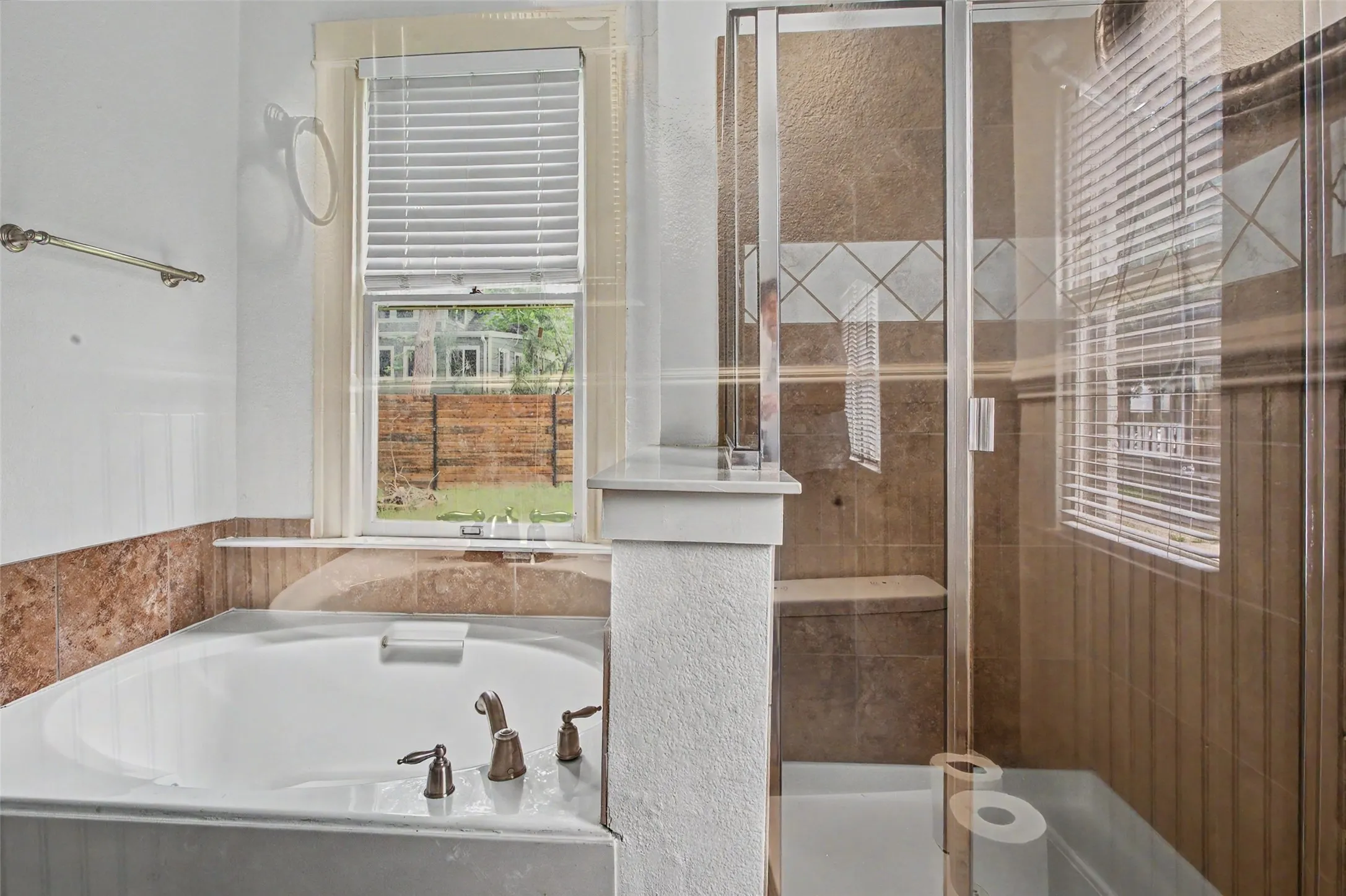 Single Family Residence For Sale in Tarrant County , 1601 S Henderson Street, Fort Worth, Texas 76104, 3 Bedroom, 3 Bathroom, Garage spaces, 2,204 Sqft, built in 1927, mls#21297511, Real Estate Agent in Fort Worth, Homes For Sale in Tarrant county, Homes For Sale in Fort Worth, Realtor in Fort Worth Texas, Real Estate Brokerage Independent Realty Texas, Luminita Cordes Realtor