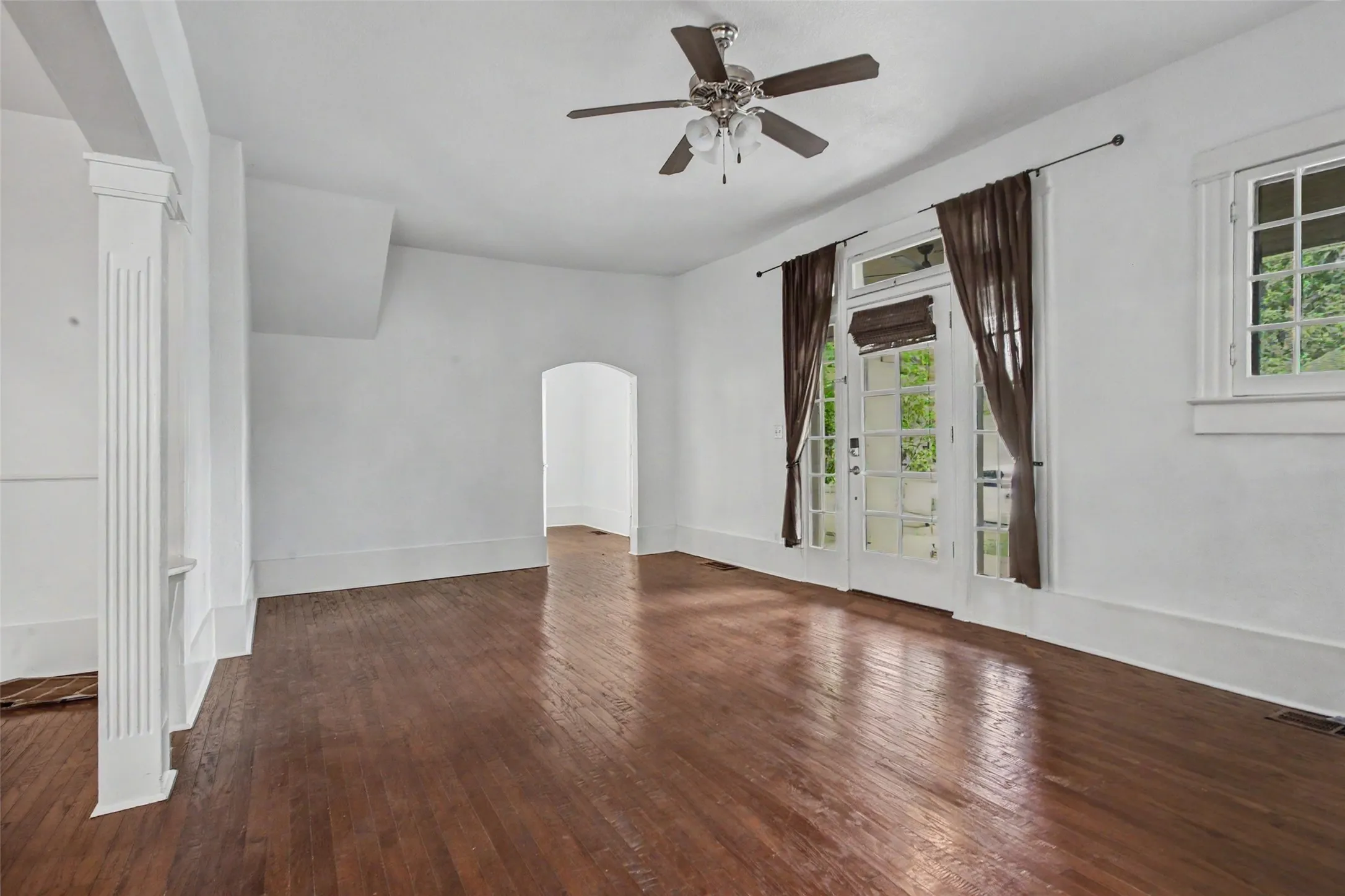 Single Family Residence For Sale in Tarrant County , 1601 S Henderson Street, Fort Worth, Texas 76104, 3 Bedroom, 3 Bathroom, Garage spaces, 2,204 Sqft, built in 1927, mls#21297511, Real Estate Agent in Fort Worth, Homes For Sale in Tarrant county, Homes For Sale in Fort Worth, Realtor in Fort Worth Texas, Real Estate Brokerage Independent Realty Texas, Luminita Cordes Realtor
