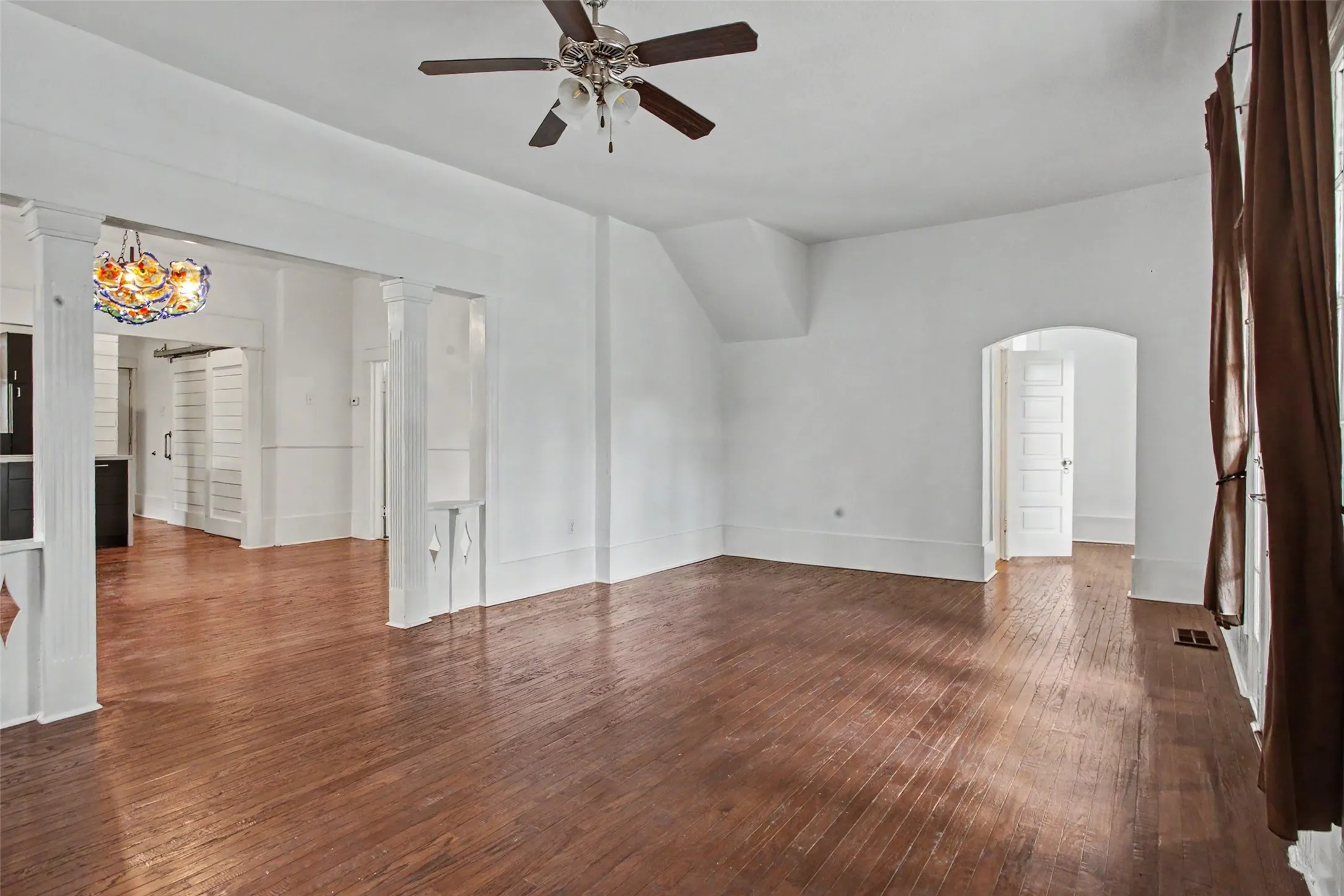 Single Family Residence For Sale in Tarrant County , 1601 S Henderson Street, Fort Worth, Texas 76104, 3 Bedroom, 3 Bathroom, Garage spaces, 2,204 Sqft, built in 1927, mls#21297511, Real Estate Agent in Fort Worth, Homes For Sale in Tarrant county, Homes For Sale in Fort Worth, Realtor in Fort Worth Texas, Real Estate Brokerage Independent Realty Texas, Luminita Cordes Realtor