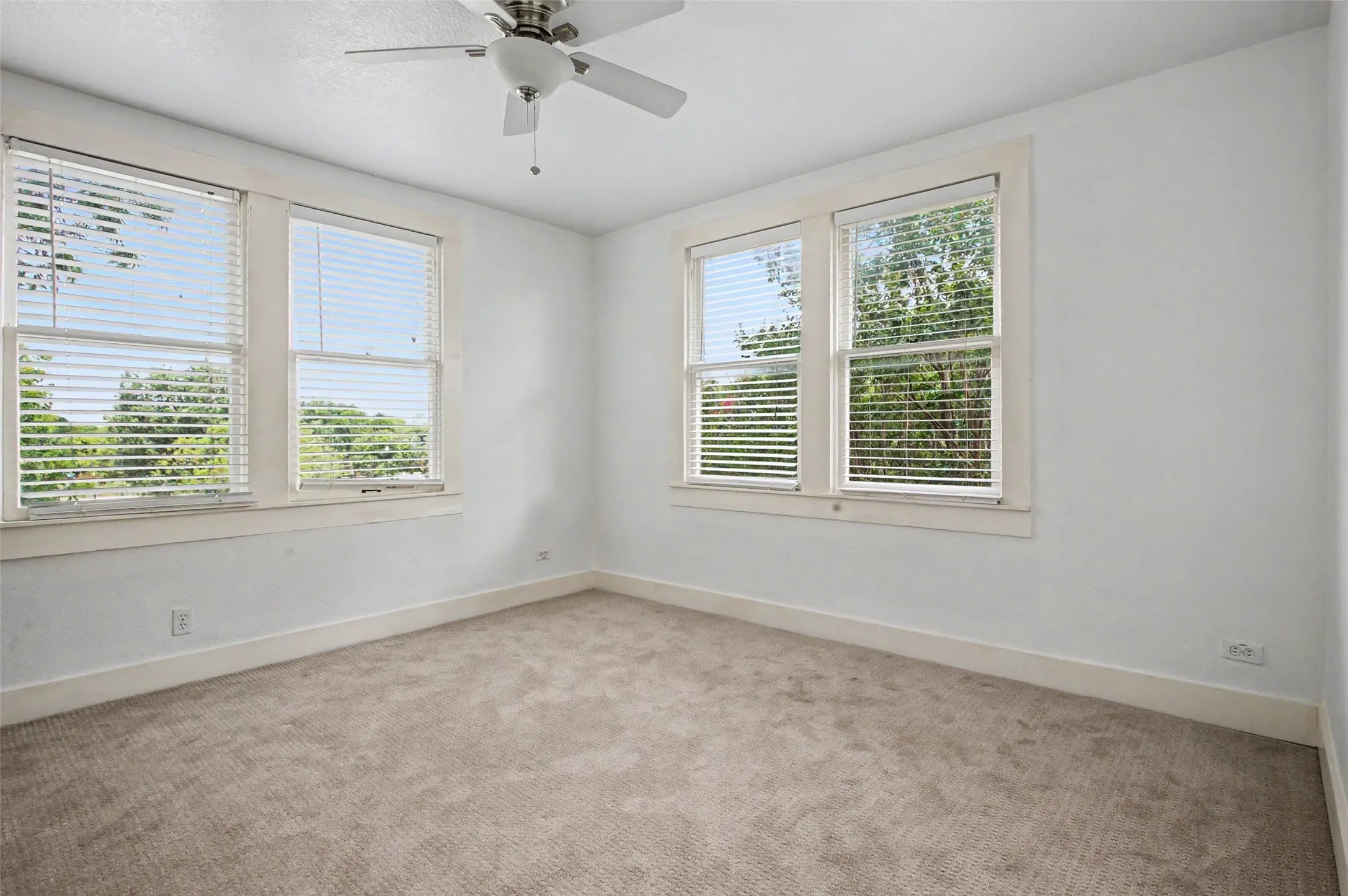 Single Family Residence For Sale in Tarrant County , 1601 S Henderson Street, Fort Worth, Texas 76104, 3 Bedroom, 3 Bathroom, Garage spaces, 2,204 Sqft, built in 1927, mls#21297511, Real Estate Agent in Fort Worth, Homes For Sale in Tarrant county, Homes For Sale in Fort Worth, Realtor in Fort Worth Texas, Real Estate Brokerage Independent Realty Texas, Luminita Cordes Realtor