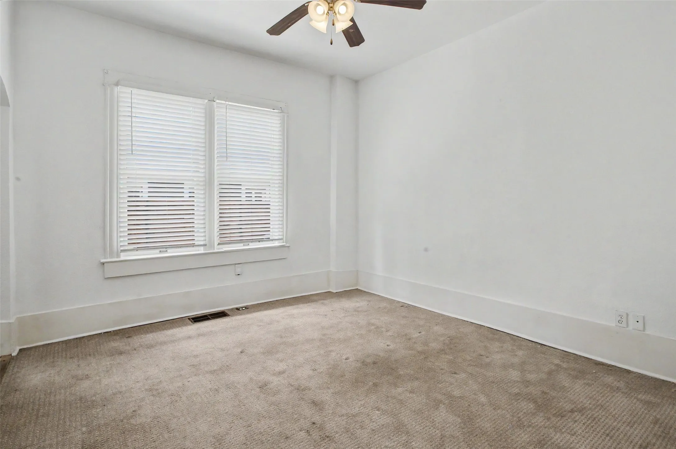 Single Family Residence For Sale in Tarrant County , 1601 S Henderson Street, Fort Worth, Texas 76104, 3 Bedroom, 3 Bathroom, Garage spaces, 2,204 Sqft, built in 1927, mls#21297511, Real Estate Agent in Fort Worth, Homes For Sale in Tarrant county, Homes For Sale in Fort Worth, Realtor in Fort Worth Texas, Real Estate Brokerage Independent Realty Texas, Luminita Cordes Realtor