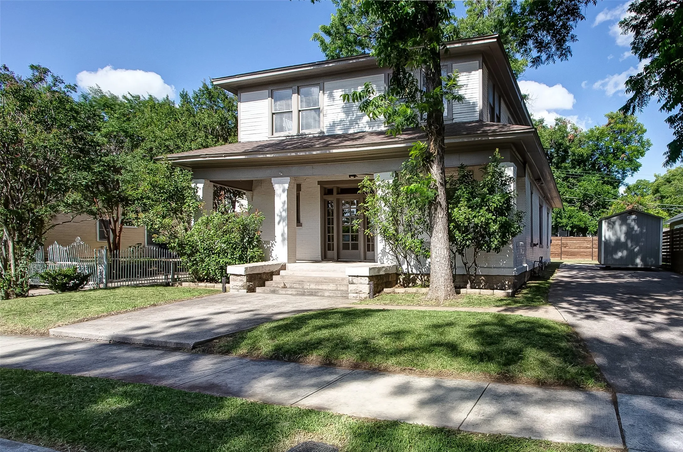Single Family Residence For Sale in Tarrant County , 1601 S Henderson Street, Fort Worth, Texas 76104, 3 Bedroom, 3 Bathroom, Garage spaces, 2,204 Sqft, built in 1927, mls#21297511, Real Estate Agent in Fort Worth, Homes For Sale in Tarrant county, Homes For Sale in Fort Worth, Realtor in Fort Worth Texas, Real Estate Brokerage Independent Realty Texas, Luminita Cordes Realtor