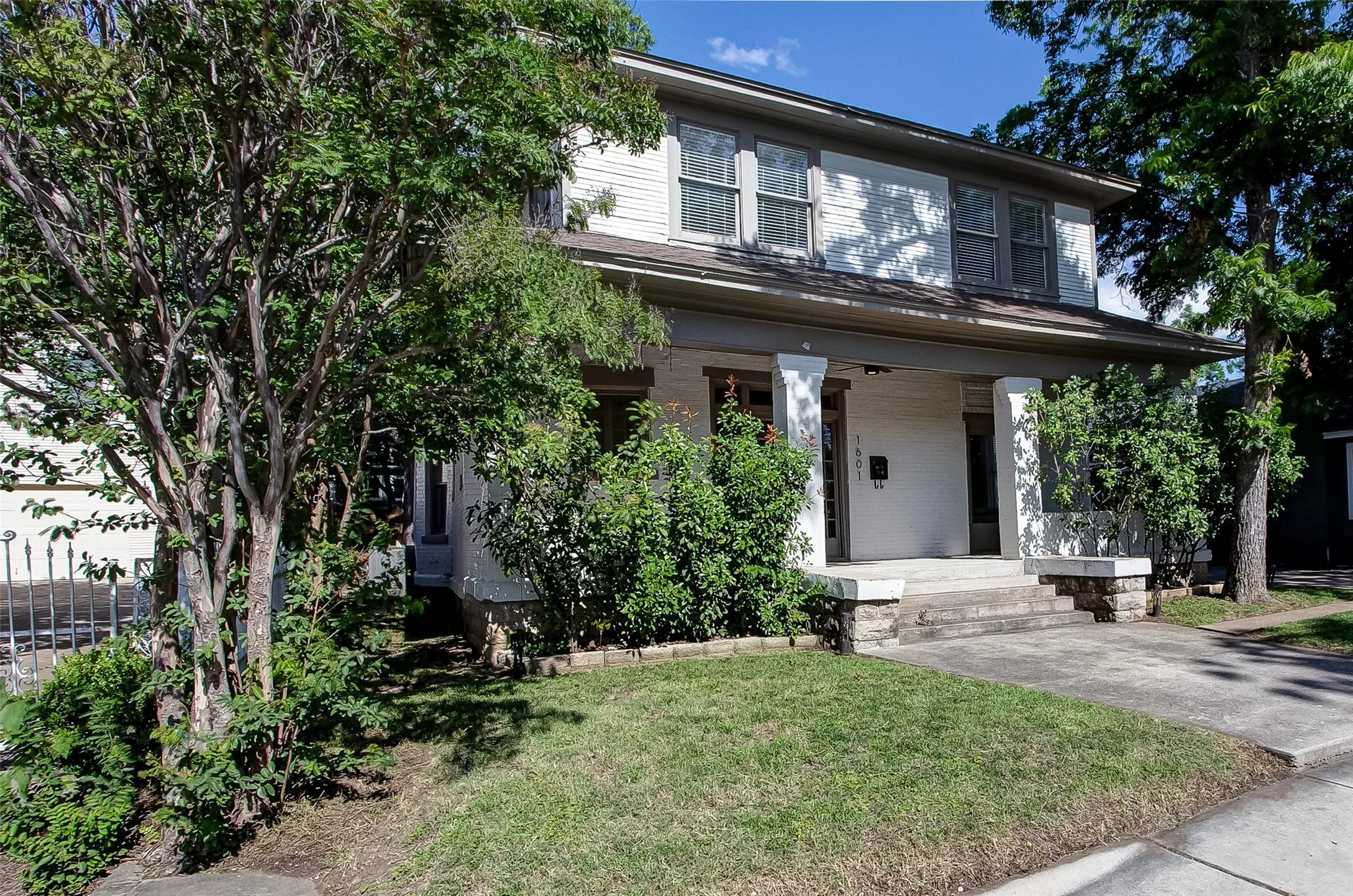 Single Family Residence For Sale in Tarrant County , 1601 S Henderson Street, Fort Worth, Texas 76104, 3 Bedroom, 3 Bathroom, Garage spaces, 2,204 Sqft, built in 1927, mls#21297511, Real Estate Agent in Fort Worth, Homes For Sale in Tarrant county, Homes For Sale in Fort Worth, Realtor in Fort Worth Texas, Real Estate Brokerage Independent Realty Texas, Luminita Cordes Realtor