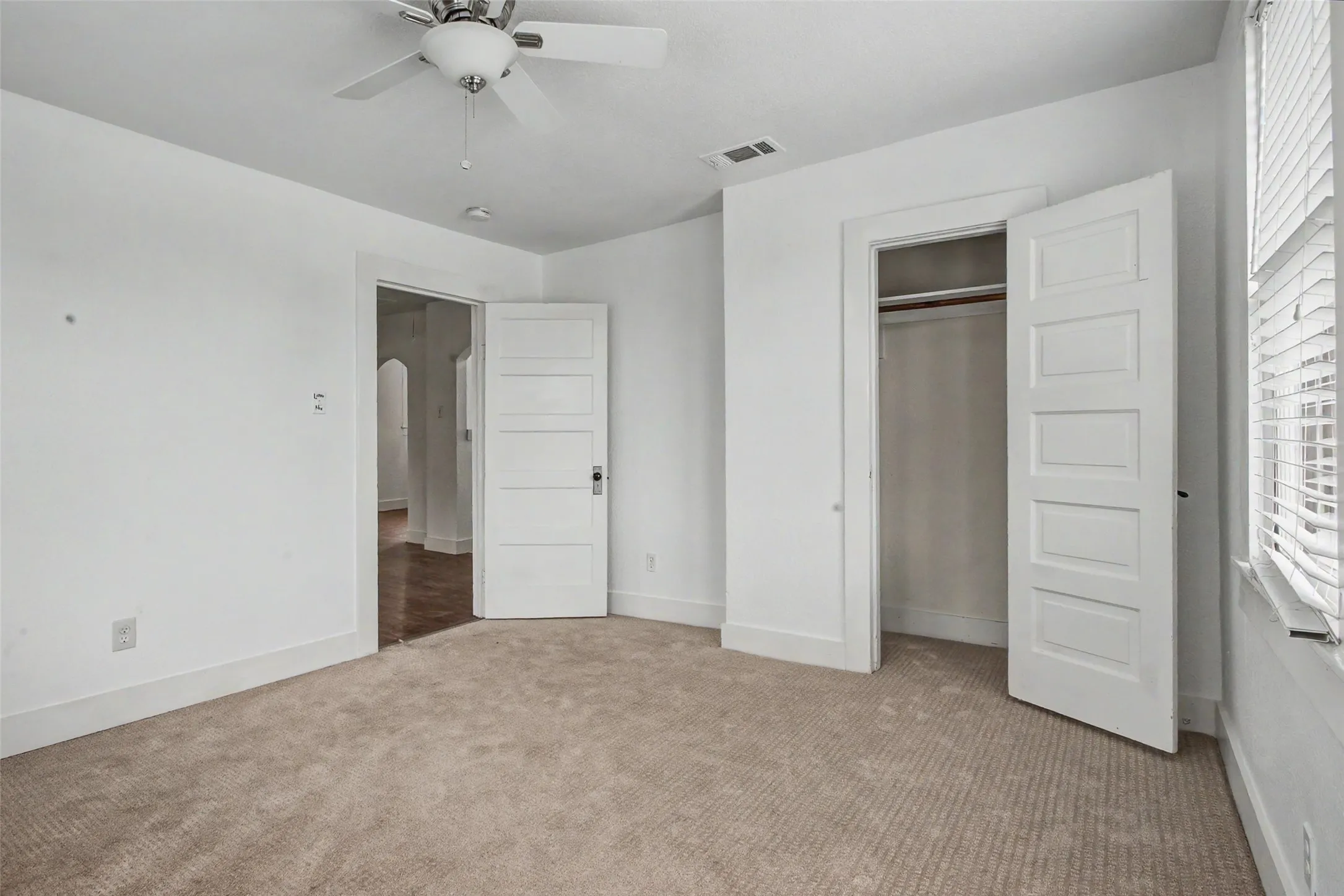Single Family Residence For Sale in Tarrant County , 1601 S Henderson Street, Fort Worth, Texas 76104, 3 Bedroom, 3 Bathroom, Garage spaces, 2,204 Sqft, built in 1927, mls#21297511, Real Estate Agent in Fort Worth, Homes For Sale in Tarrant county, Homes For Sale in Fort Worth, Realtor in Fort Worth Texas, Real Estate Brokerage Independent Realty Texas, Luminita Cordes Realtor