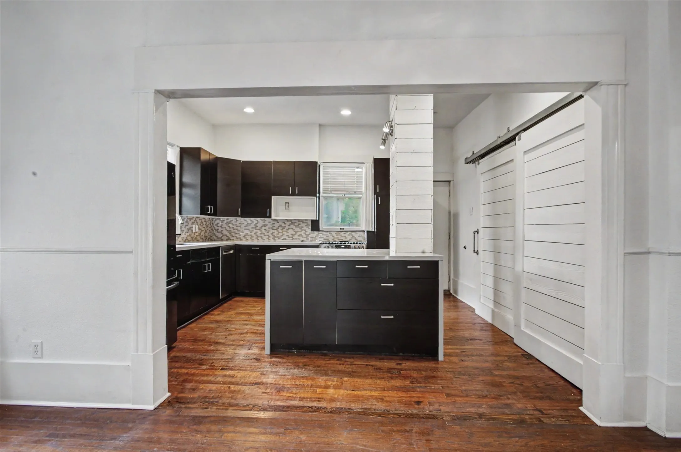Single Family Residence For Sale in Tarrant County , 1601 S Henderson Street, Fort Worth, Texas 76104, 3 Bedroom, 3 Bathroom, Garage spaces, 2,204 Sqft, built in 1927, mls#21297511, Real Estate Agent in Fort Worth, Homes For Sale in Tarrant county, Homes For Sale in Fort Worth, Realtor in Fort Worth Texas, Real Estate Brokerage Independent Realty Texas, Luminita Cordes Realtor