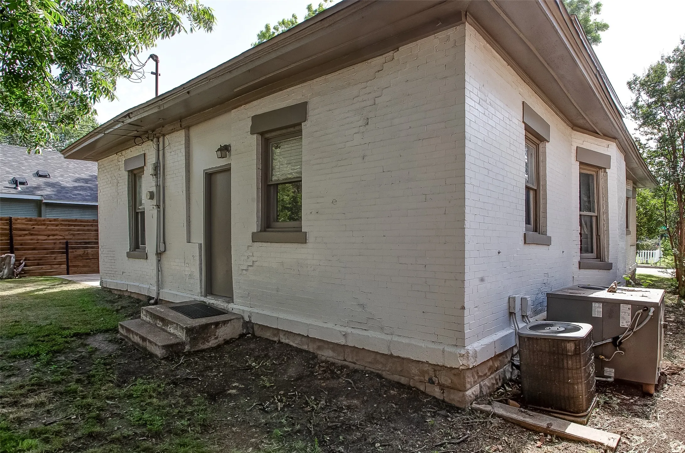Single Family Residence For Sale in Tarrant County , 1601 S Henderson Street, Fort Worth, Texas 76104, 3 Bedroom, 3 Bathroom, Garage spaces, 2,204 Sqft, built in 1927, mls#21297511, Real Estate Agent in Fort Worth, Homes For Sale in Tarrant county, Homes For Sale in Fort Worth, Realtor in Fort Worth Texas, Real Estate Brokerage Independent Realty Texas, Luminita Cordes Realtor