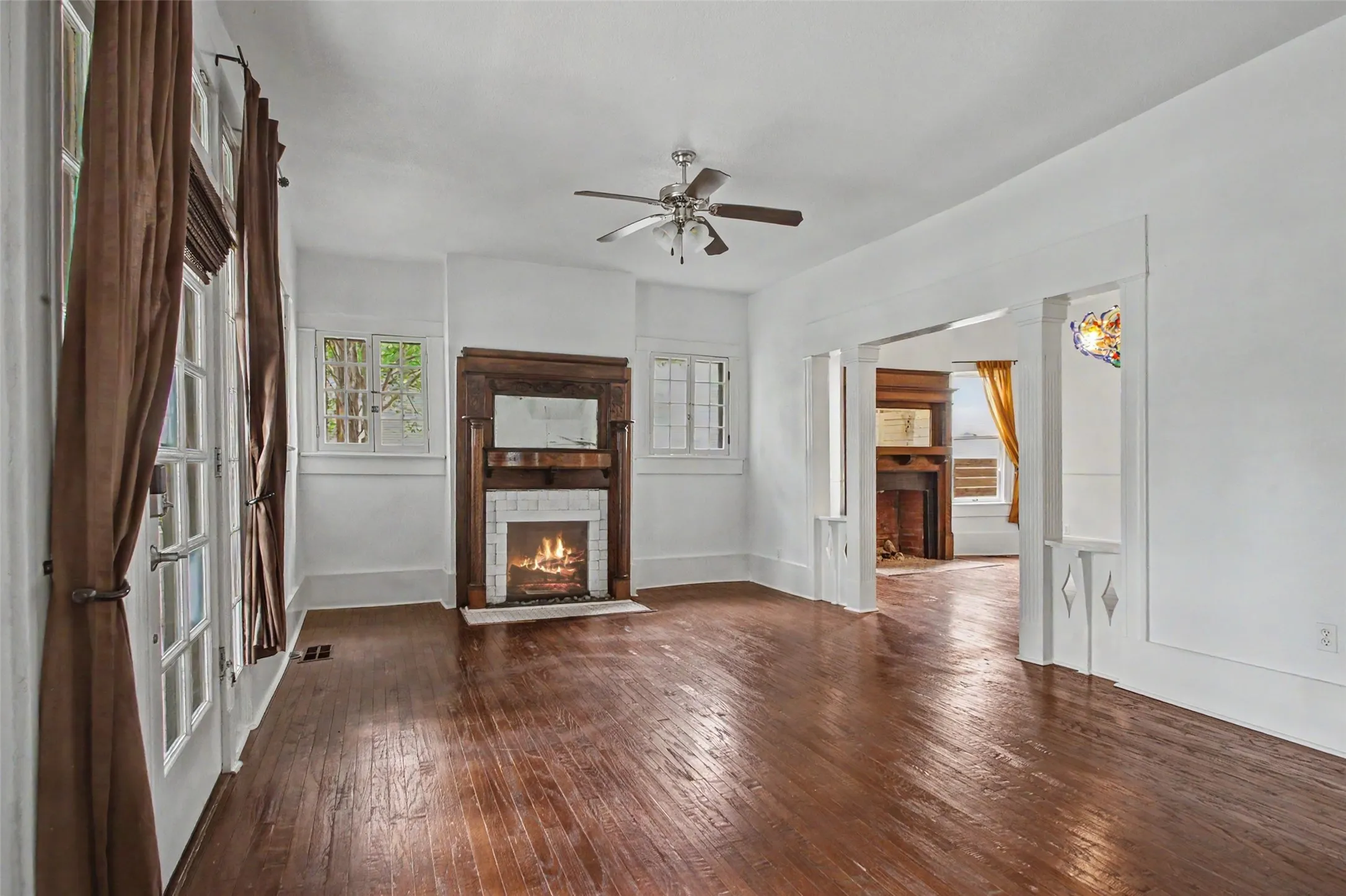 Single Family Residence For Sale in Tarrant County , 1601 S Henderson Street, Fort Worth, Texas 76104, 3 Bedroom, 3 Bathroom, Garage spaces, 2,204 Sqft, built in 1927, mls#21297511, Real Estate Agent in Fort Worth, Homes For Sale in Tarrant county, Homes For Sale in Fort Worth, Realtor in Fort Worth Texas, Real Estate Brokerage Independent Realty Texas, Luminita Cordes Realtor