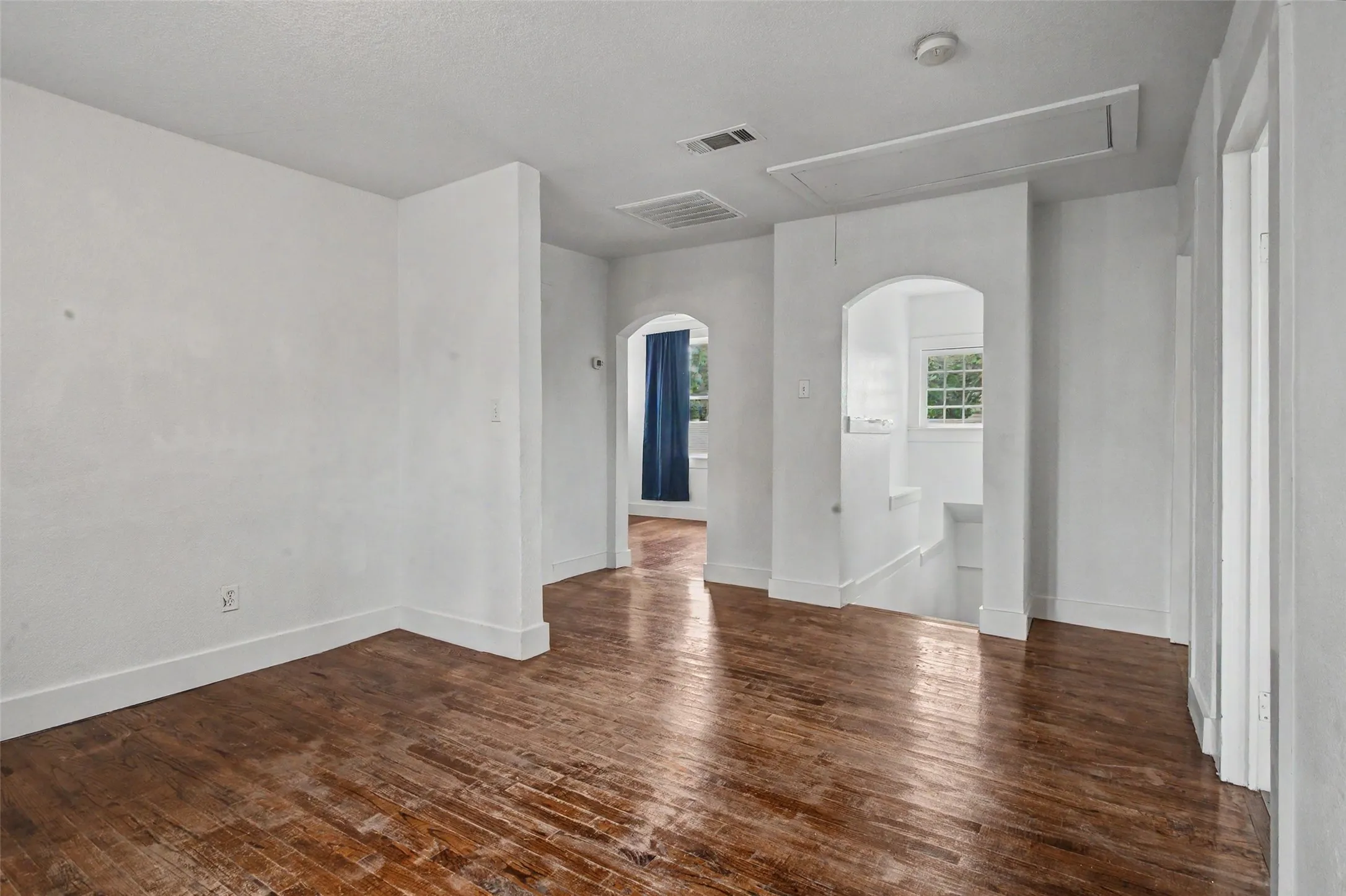 Single Family Residence For Sale in Tarrant County , 1601 S Henderson Street, Fort Worth, Texas 76104, 3 Bedroom, 3 Bathroom, Garage spaces, 2,204 Sqft, built in 1927, mls#21297511, Real Estate Agent in Fort Worth, Homes For Sale in Tarrant county, Homes For Sale in Fort Worth, Realtor in Fort Worth Texas, Real Estate Brokerage Independent Realty Texas, Luminita Cordes Realtor