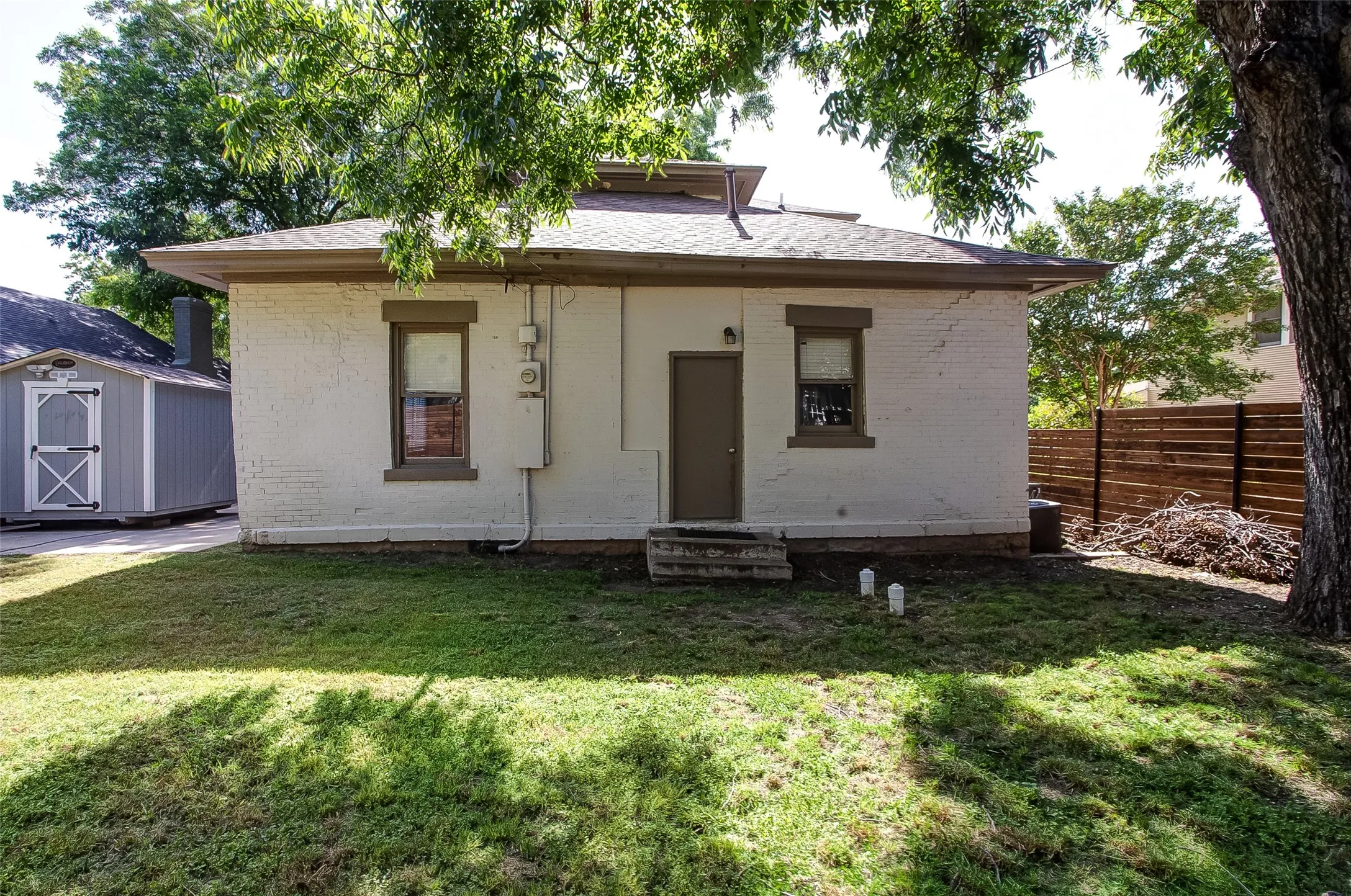 Single Family Residence For Sale in Tarrant County , 1601 S Henderson Street, Fort Worth, Texas 76104, 3 Bedroom, 3 Bathroom, Garage spaces, 2,204 Sqft, built in 1927, mls#21297511, Real Estate Agent in Fort Worth, Homes For Sale in Tarrant county, Homes For Sale in Fort Worth, Realtor in Fort Worth Texas, Real Estate Brokerage Independent Realty Texas, Luminita Cordes Realtor