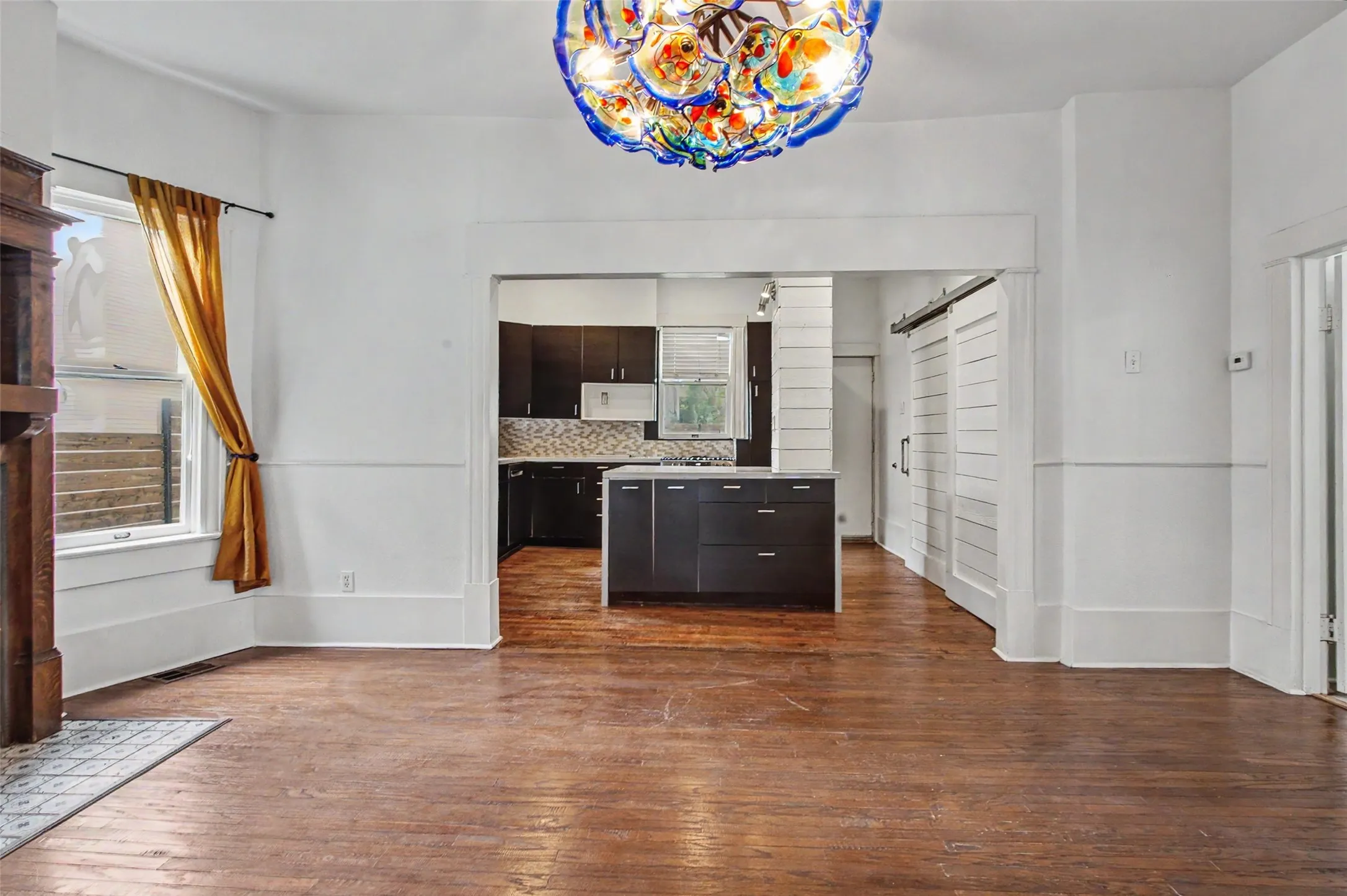 Single Family Residence For Sale in Tarrant County , 1601 S Henderson Street, Fort Worth, Texas 76104, 3 Bedroom, 3 Bathroom, Garage spaces, 2,204 Sqft, built in 1927, mls#21297511, Real Estate Agent in Fort Worth, Homes For Sale in Tarrant county, Homes For Sale in Fort Worth, Realtor in Fort Worth Texas, Real Estate Brokerage Independent Realty Texas, Luminita Cordes Realtor