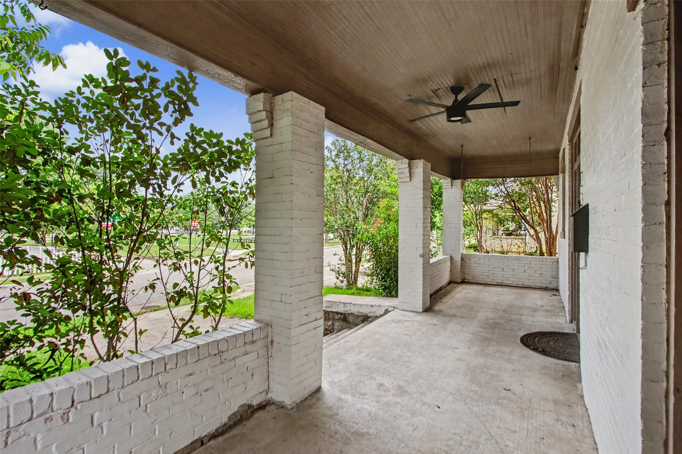 Single Family Residence For Sale in Tarrant County , 1601 S Henderson Street, Fort Worth, Texas 76104, 3 Bedroom, 3 Bathroom, Garage spaces, 2,204 Sqft, built in 1927, mls#21297511, Real Estate Agent in Fort Worth, Homes For Sale in Tarrant county, Homes For Sale in Fort Worth, Realtor in Fort Worth Texas, Real Estate Brokerage Independent Realty Texas, Luminita Cordes Realtor