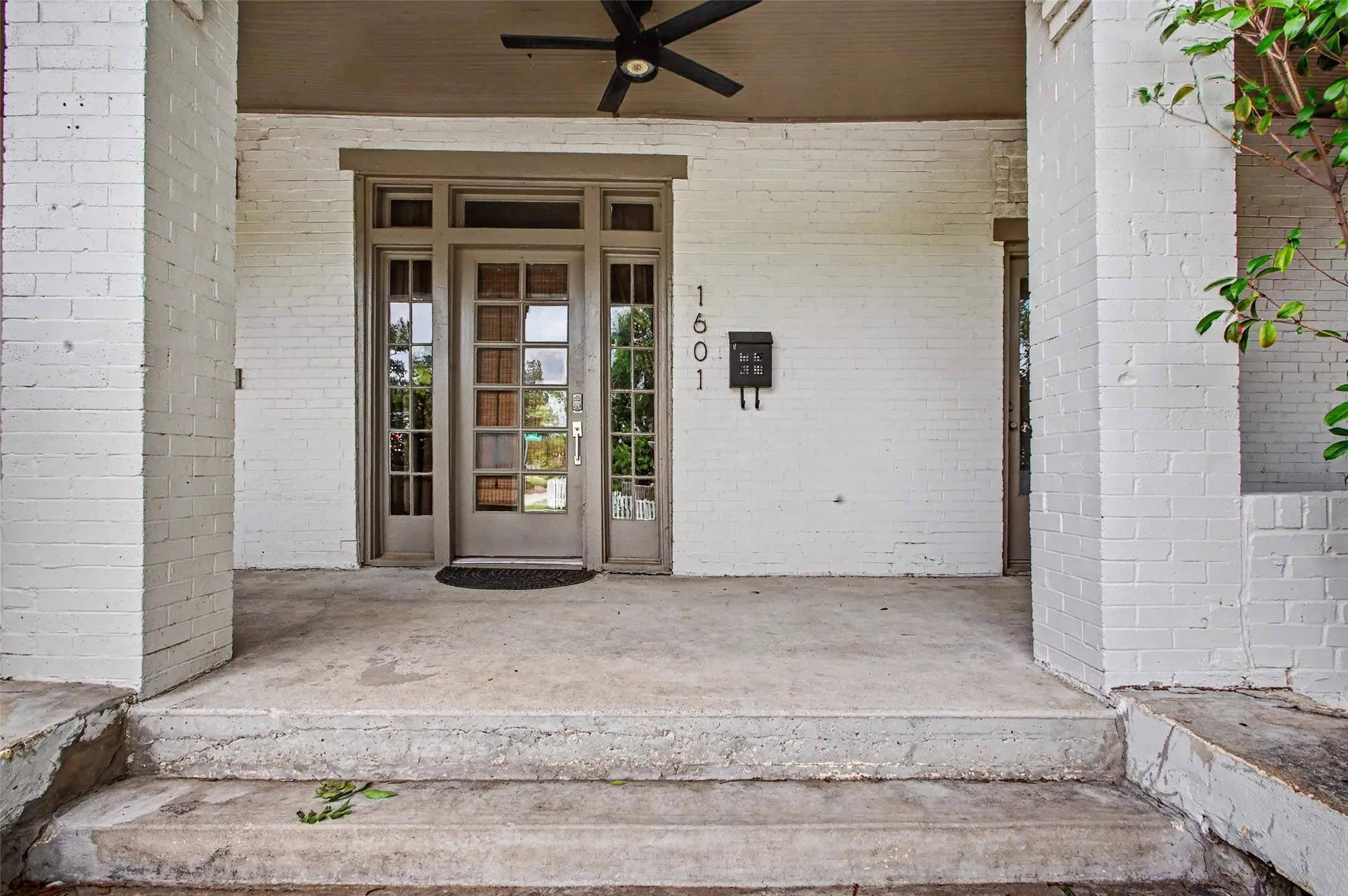 Single Family Residence For Sale in Tarrant County , 1601 S Henderson Street, Fort Worth, Texas 76104, 3 Bedroom, 3 Bathroom, Garage spaces, 2,204 Sqft, built in 1927, mls#21297511, Real Estate Agent in Fort Worth, Homes For Sale in Tarrant county, Homes For Sale in Fort Worth, Realtor in Fort Worth Texas, Real Estate Brokerage Independent Realty Texas, Luminita Cordes Realtor