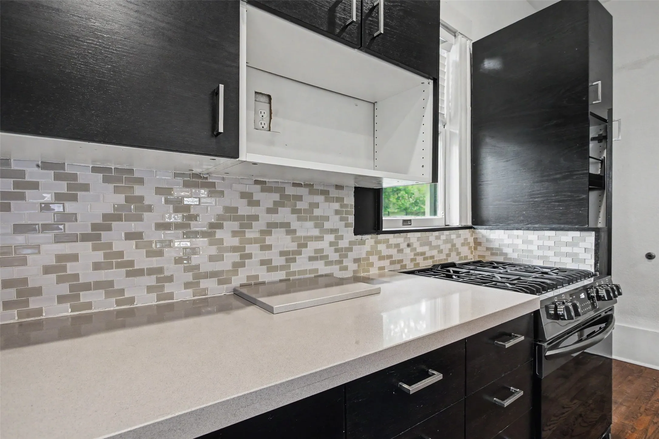 Single Family Residence For Sale in Tarrant County , 1601 S Henderson Street, Fort Worth, Texas 76104, 3 Bedroom, 3 Bathroom, Garage spaces, 2,204 Sqft, built in 1927, mls#21297511, Real Estate Agent in Fort Worth, Homes For Sale in Tarrant county, Homes For Sale in Fort Worth, Realtor in Fort Worth Texas, Real Estate Brokerage Independent Realty Texas, Luminita Cordes Realtor