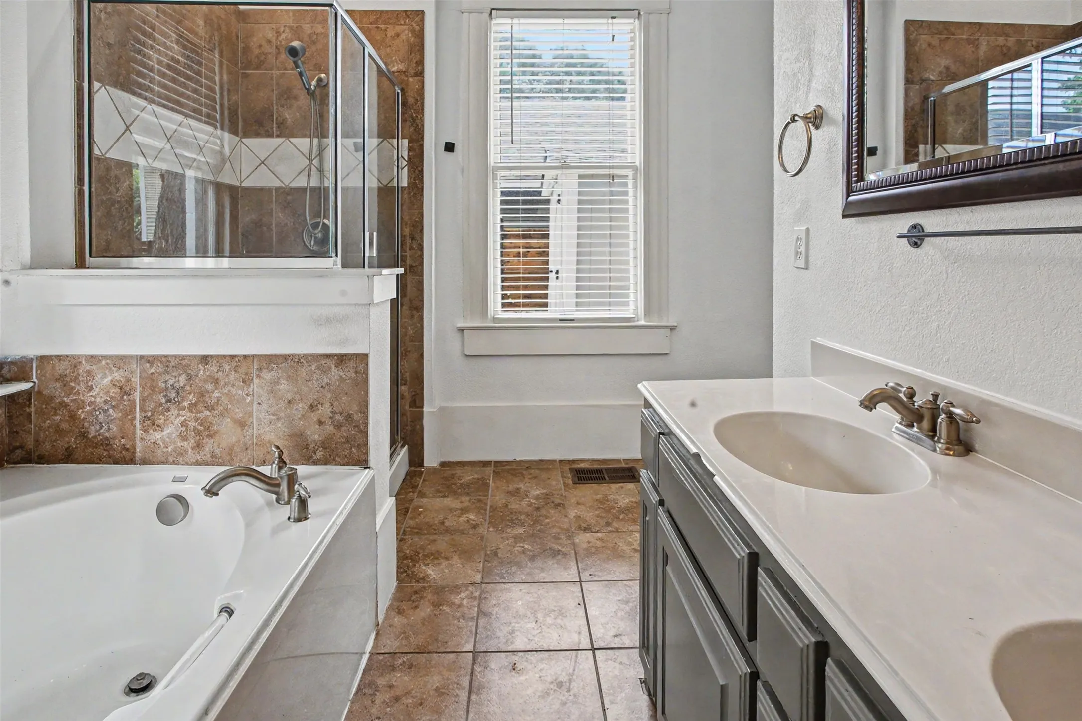 Single Family Residence For Sale in Tarrant County , 1601 S Henderson Street, Fort Worth, Texas 76104, 3 Bedroom, 3 Bathroom, Garage spaces, 2,204 Sqft, built in 1927, mls#21297511, Real Estate Agent in Fort Worth, Homes For Sale in Tarrant county, Homes For Sale in Fort Worth, Realtor in Fort Worth Texas, Real Estate Brokerage Independent Realty Texas, Luminita Cordes Realtor