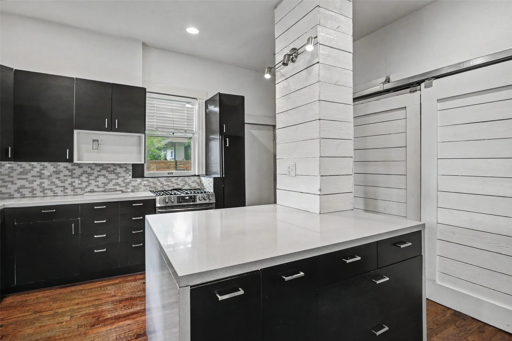 Single Family Residence For Sale in Tarrant County , 1601 S Henderson Street, Fort Worth, Texas 76104, 3 Bedroom, 3 Bathroom, Garage spaces, 2,204 Sqft, built in 1927, mls#21297511, Real Estate Agent in Fort Worth, Homes For Sale in Tarrant county, Homes For Sale in Fort Worth, Realtor in Fort Worth Texas, Real Estate Brokerage Independent Realty Texas, Luminita Cordes Realtor