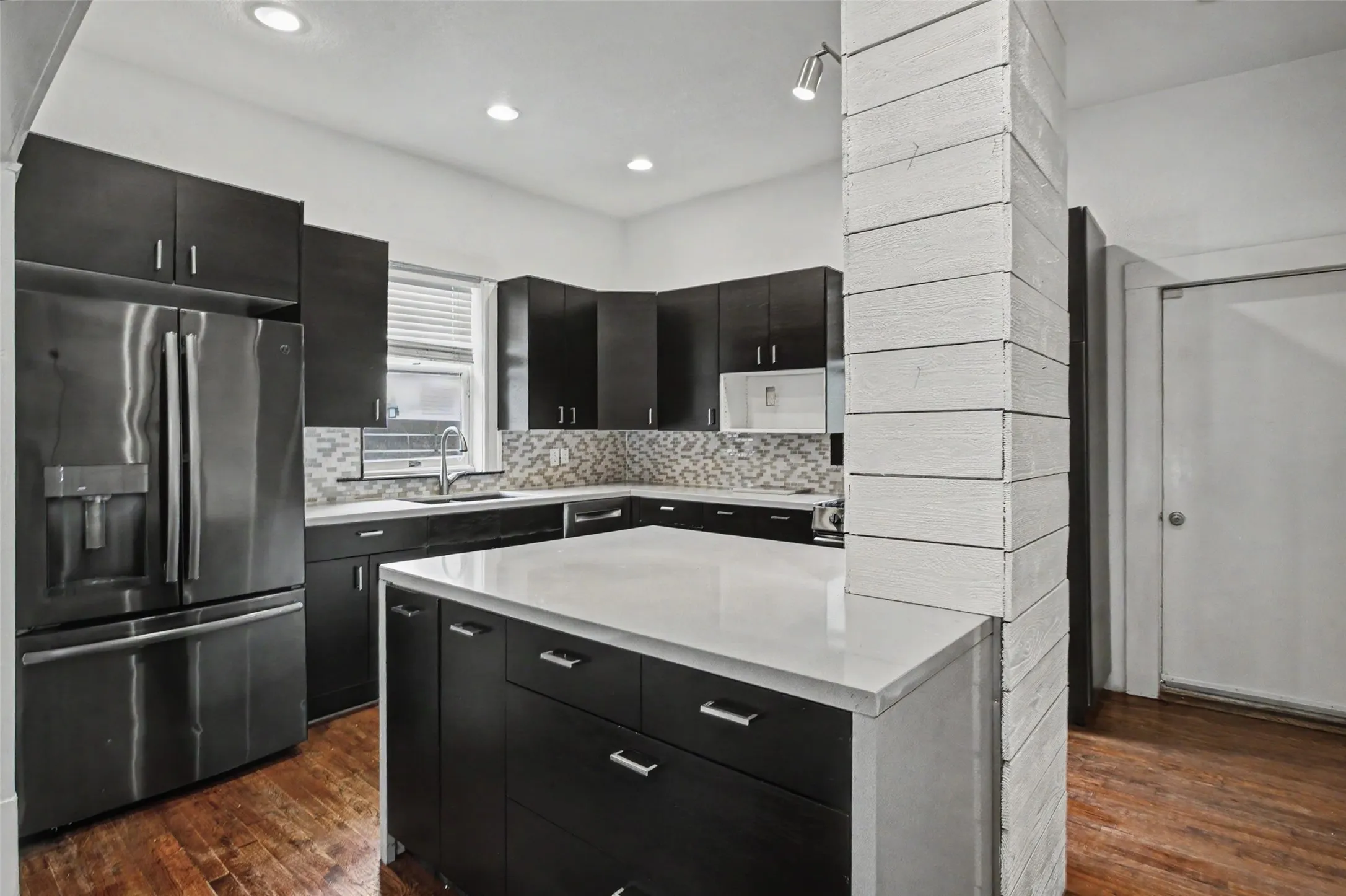 Single Family Residence For Sale in Tarrant County , 1601 S Henderson Street, Fort Worth, Texas 76104, 3 Bedroom, 3 Bathroom, Garage spaces, 2,204 Sqft, built in 1927, mls#21297511, Real Estate Agent in Fort Worth, Homes For Sale in Tarrant county, Homes For Sale in Fort Worth, Realtor in Fort Worth Texas, Real Estate Brokerage Independent Realty Texas, Luminita Cordes Realtor
