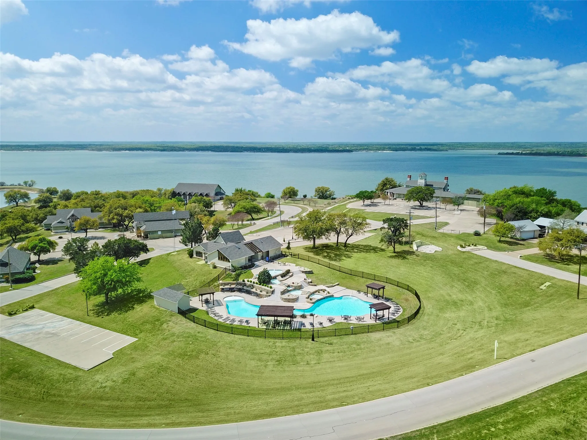 Amenities & Lake within the neighborhood nearby