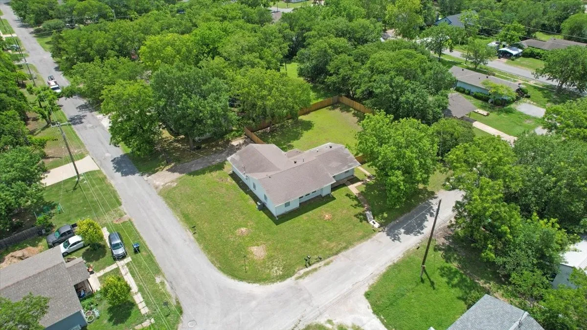 Single Family Residence For Sale in Grayson County , 408 N Gowdy Street, Whitewright, Texas 75491, 4 Bedrooms, 2 Bathrooms, 2 Garage spaces, 1,686 Sqft, built in 1970, Price $224,900, mls#21298400, Real Estate Agent in Whitewright, Homes For Sale in Grayson county, Homes For Sale in Whitewright, Realtor in Whitewright Texas, Real Estate Brokerage Independent Realty Texas, Luminita Cordes Realtor