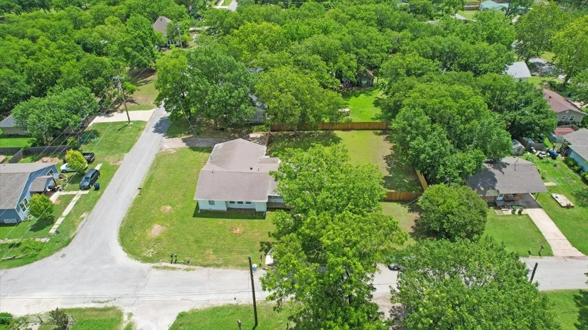 Single Family Residence For Sale in Grayson County , 408 N Gowdy Street, Whitewright, Texas 75491, 4 Bedrooms, 2 Bathrooms, 2 Garage spaces, 1,686 Sqft, built in 1970, Price $224,900, mls#21298400, Real Estate Agent in Whitewright, Homes For Sale in Grayson county, Homes For Sale in Whitewright, Realtor in Whitewright Texas, Real Estate Brokerage Independent Realty Texas, Luminita Cordes Realtor