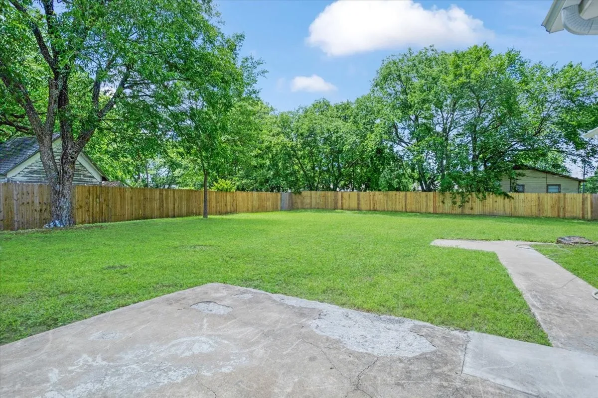 Single Family Residence For Sale in Grayson County , 408 N Gowdy Street, Whitewright, Texas 75491, 4 Bedrooms, 2 Bathrooms, 2 Garage spaces, 1,686 Sqft, built in 1970, Price $224,900, mls#21298400, Real Estate Agent in Whitewright, Homes For Sale in Grayson county, Homes For Sale in Whitewright, Realtor in Whitewright Texas, Real Estate Brokerage Independent Realty Texas, Luminita Cordes Realtor