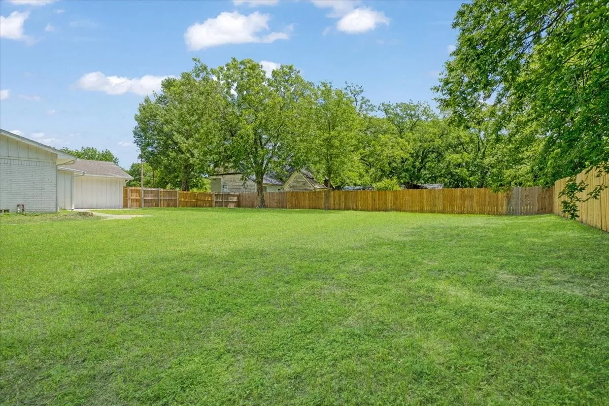 Single Family Residence For Sale in Grayson County , 408 N Gowdy Street, Whitewright, Texas 75491, 4 Bedrooms, 2 Bathrooms, 2 Garage spaces, 1,686 Sqft, built in 1970, Price $224,900, mls#21298400, Real Estate Agent in Whitewright, Homes For Sale in Grayson county, Homes For Sale in Whitewright, Realtor in Whitewright Texas, Real Estate Brokerage Independent Realty Texas, Luminita Cordes Realtor