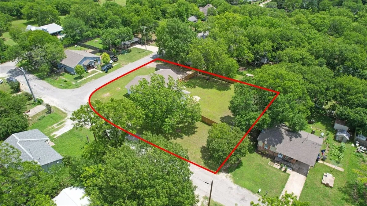 Single Family Residence For Sale in Grayson County , 408 N Gowdy Street, Whitewright, Texas 75491, 4 Bedrooms, 2 Bathrooms, 2 Garage spaces, 1,686 Sqft, built in 1970, Price $224,900, mls#21298400, Real Estate Agent in Whitewright, Homes For Sale in Grayson county, Homes For Sale in Whitewright, Realtor in Whitewright Texas, Real Estate Brokerage Independent Realty Texas, Luminita Cordes Realtor