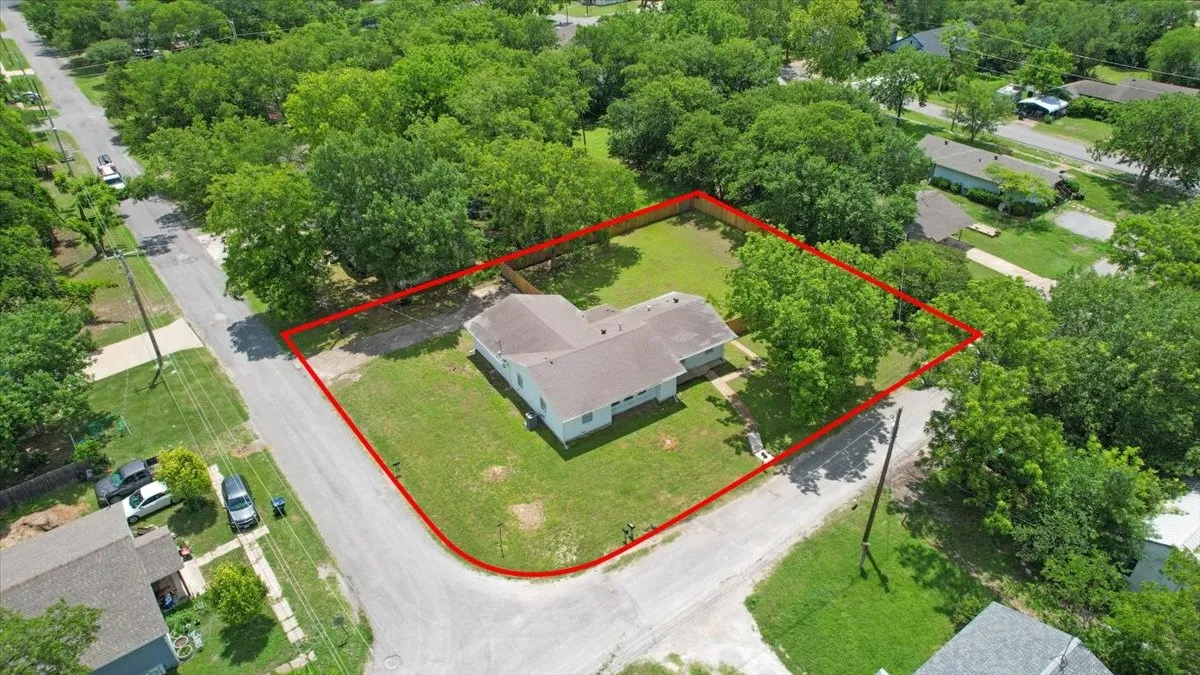 Single Family Residence For Sale in Grayson County , 408 N Gowdy Street, Whitewright, Texas 75491, 4 Bedrooms, 2 Bathrooms, 2 Garage spaces, 1,686 Sqft, built in 1970, Price $224,900, mls#21298400, Real Estate Agent in Whitewright, Homes For Sale in Grayson county, Homes For Sale in Whitewright, Realtor in Whitewright Texas, Real Estate Brokerage Independent Realty Texas, Luminita Cordes Realtor