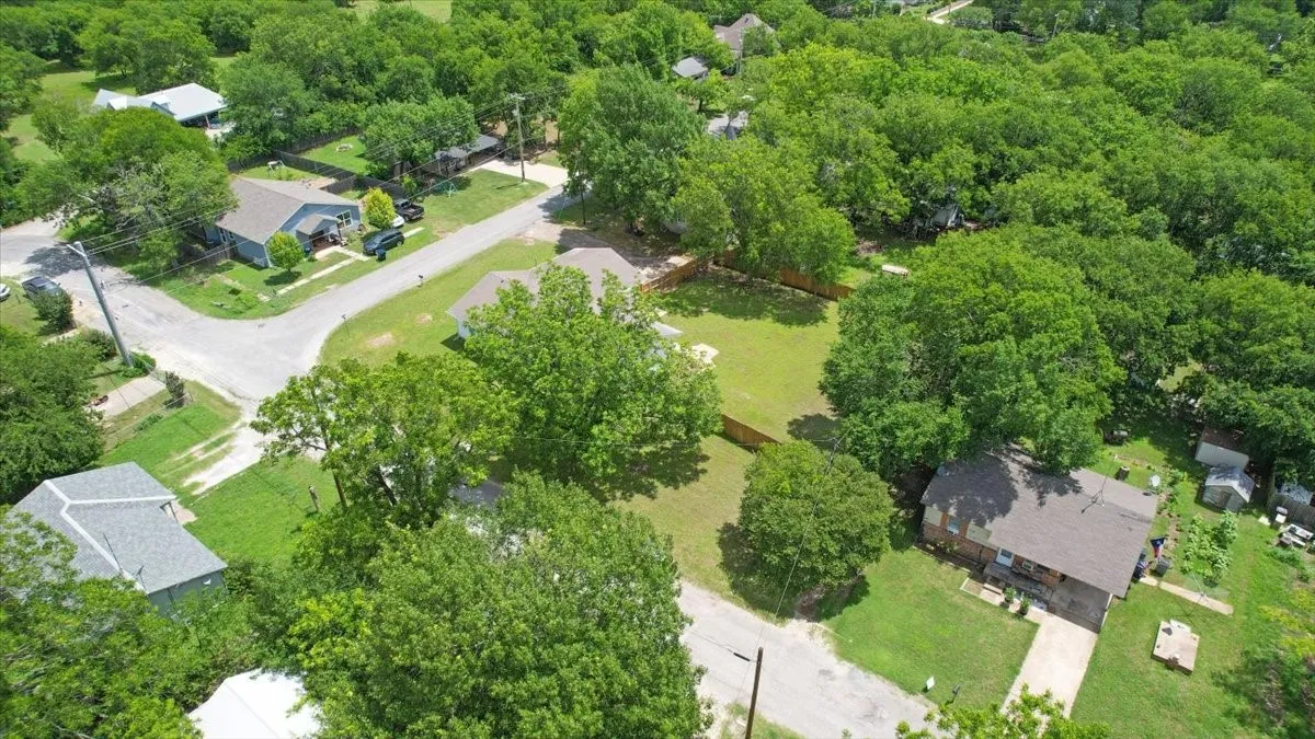 Single Family Residence For Sale in Grayson County , 408 N Gowdy Street, Whitewright, Texas 75491, 4 Bedrooms, 2 Bathrooms, 2 Garage spaces, 1,686 Sqft, built in 1970, Price $224,900, mls#21298400, Real Estate Agent in Whitewright, Homes For Sale in Grayson county, Homes For Sale in Whitewright, Realtor in Whitewright Texas, Real Estate Brokerage Independent Realty Texas, Luminita Cordes Realtor