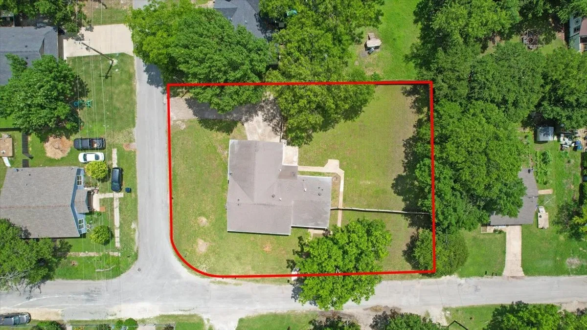 Single Family Residence For Sale in Grayson County , 408 N Gowdy Street, Whitewright, Texas 75491, 4 Bedrooms, 2 Bathrooms, 2 Garage spaces, 1,686 Sqft, built in 1970, Price $224,900, mls#21298400, Real Estate Agent in Whitewright, Homes For Sale in Grayson county, Homes For Sale in Whitewright, Realtor in Whitewright Texas, Real Estate Brokerage Independent Realty Texas, Luminita Cordes Realtor